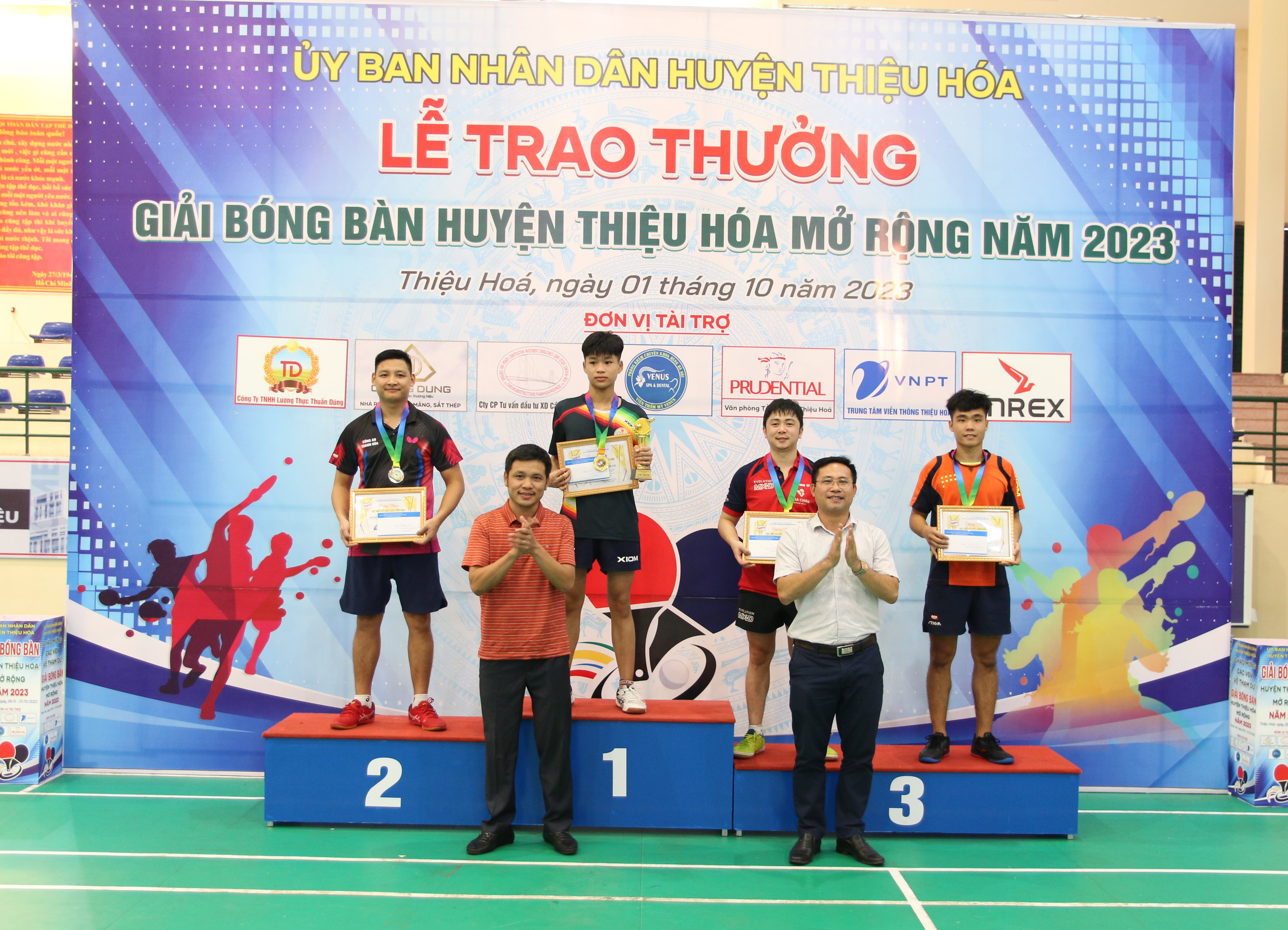 Đồng chí Nguyễn Quang Hoà, Phó phòng Văn hoá - Thông tin và đồng chí Lê Văn Hải, Giám đốc kinh doanh VNPT khu vực Thiệu Hoá- Đông Sơn trao giải nội dung đơn A,B,C,D diễn đàn