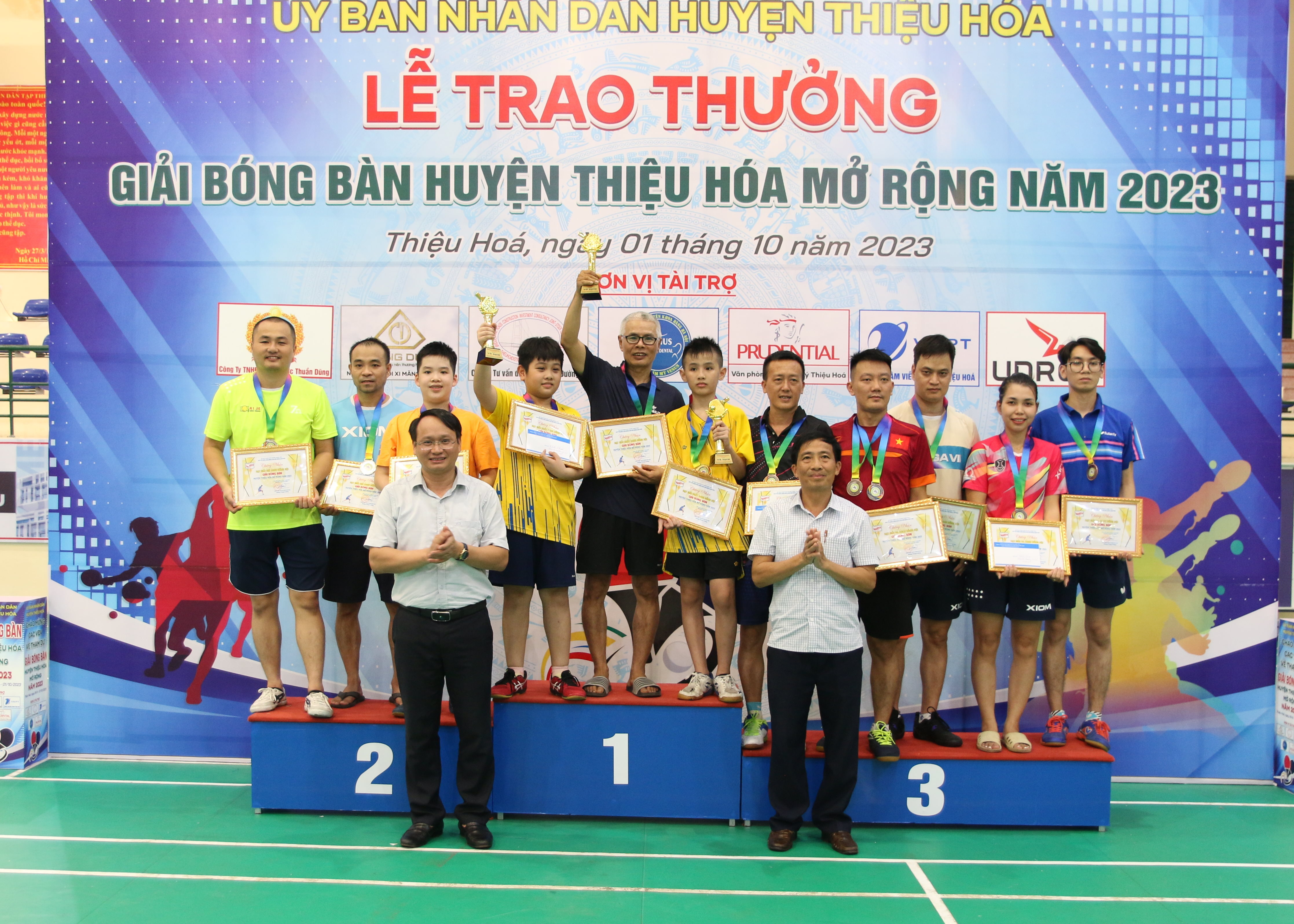 Đồng chí Nguyễn Ngọc Hiểu, Phó Chủ tịch UBND huyện và đồng chí Hách Xuân Thành, Giám đốc Trung tâm VH,TT, TT và DL huyện trao giải cho các vận động viên đạt giải ở nội dung đồng đội B,C,D,E Thanh Hoá