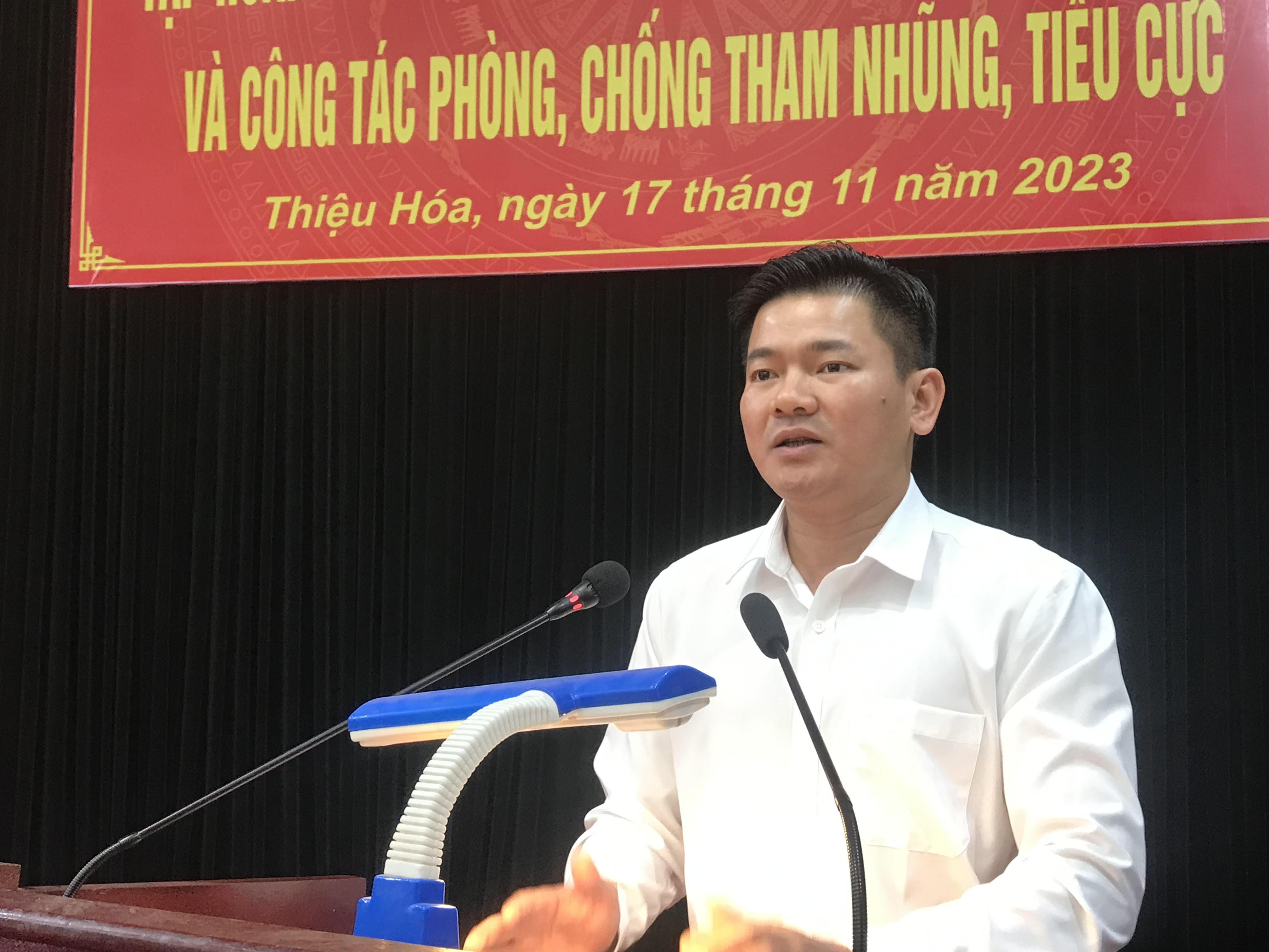 Đồng chí Lê Xuân Hoàn, Phó Chủ tịch UBND huyện phát biểu chỉ đạo tại hội nghị tập huấn