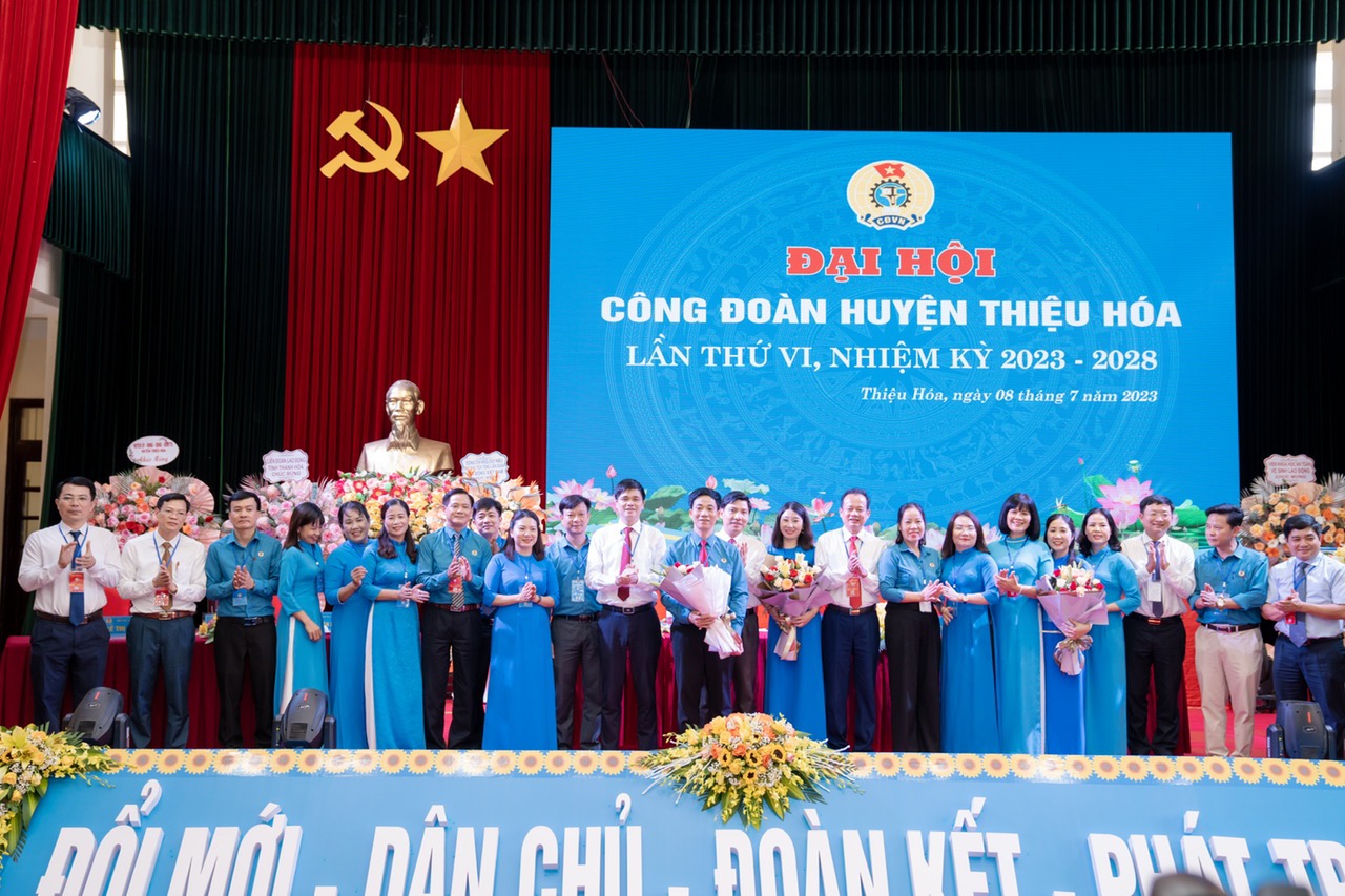 Các đồng chí lãnh đạo chụp ảnh lưu niện với Ban chấp hành LĐLĐ huyện khoá VI, nhiệm kỳ 2023 - 2028