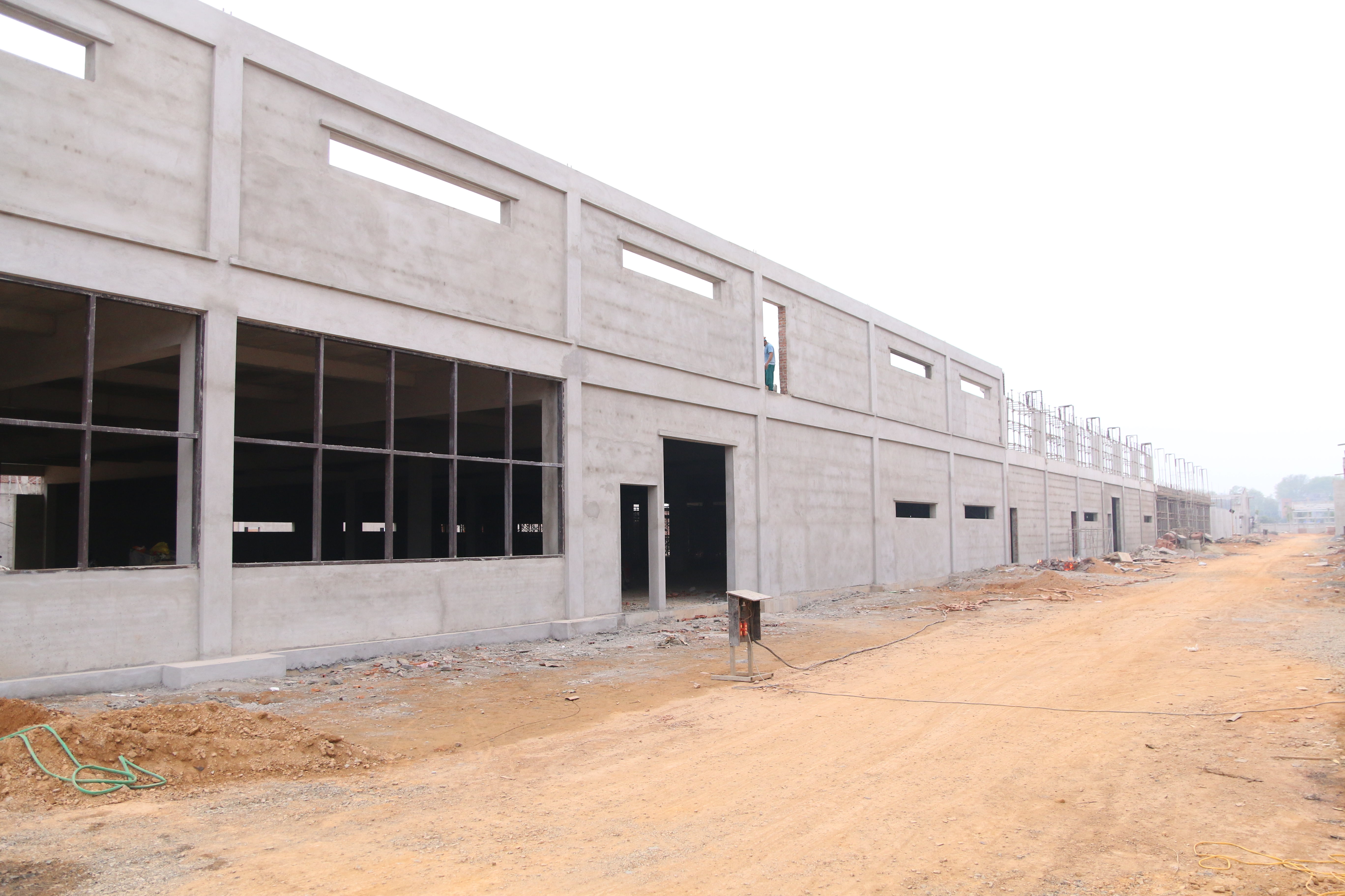 Nhà xưởng số 1 và số 2 đã xây xong phần thô, đang hoàn thiện, dự kiến xong trước ngày 30/4