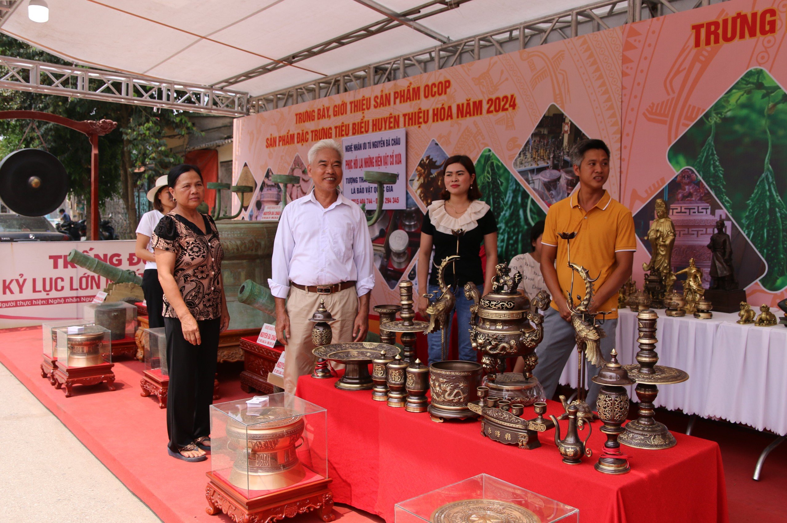 Gian hàng trưng bày sản phẩm của làng nghề đúc đồng truyền thống Trà Đông