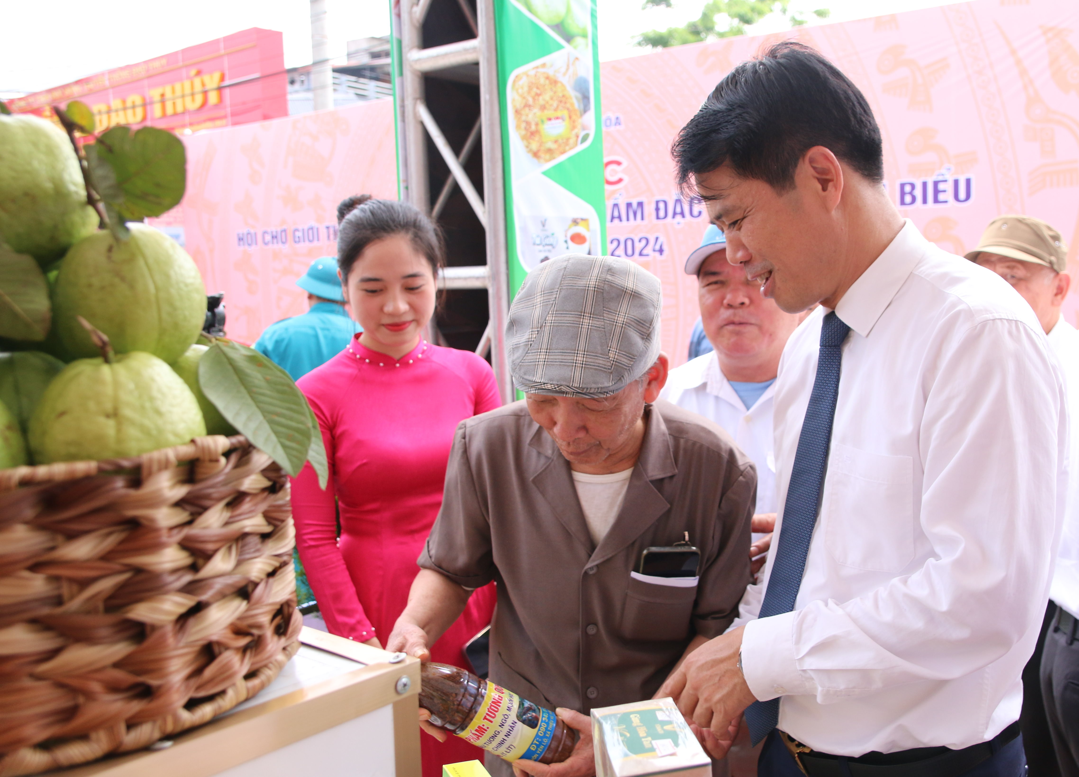 Đồng chí Đào Xuân Yên, Ủy viên Ban Thường vụ, Trưởng Ban Tuyên giáo Tỉnh ủy thăm gian hàng tại Hội chợ.