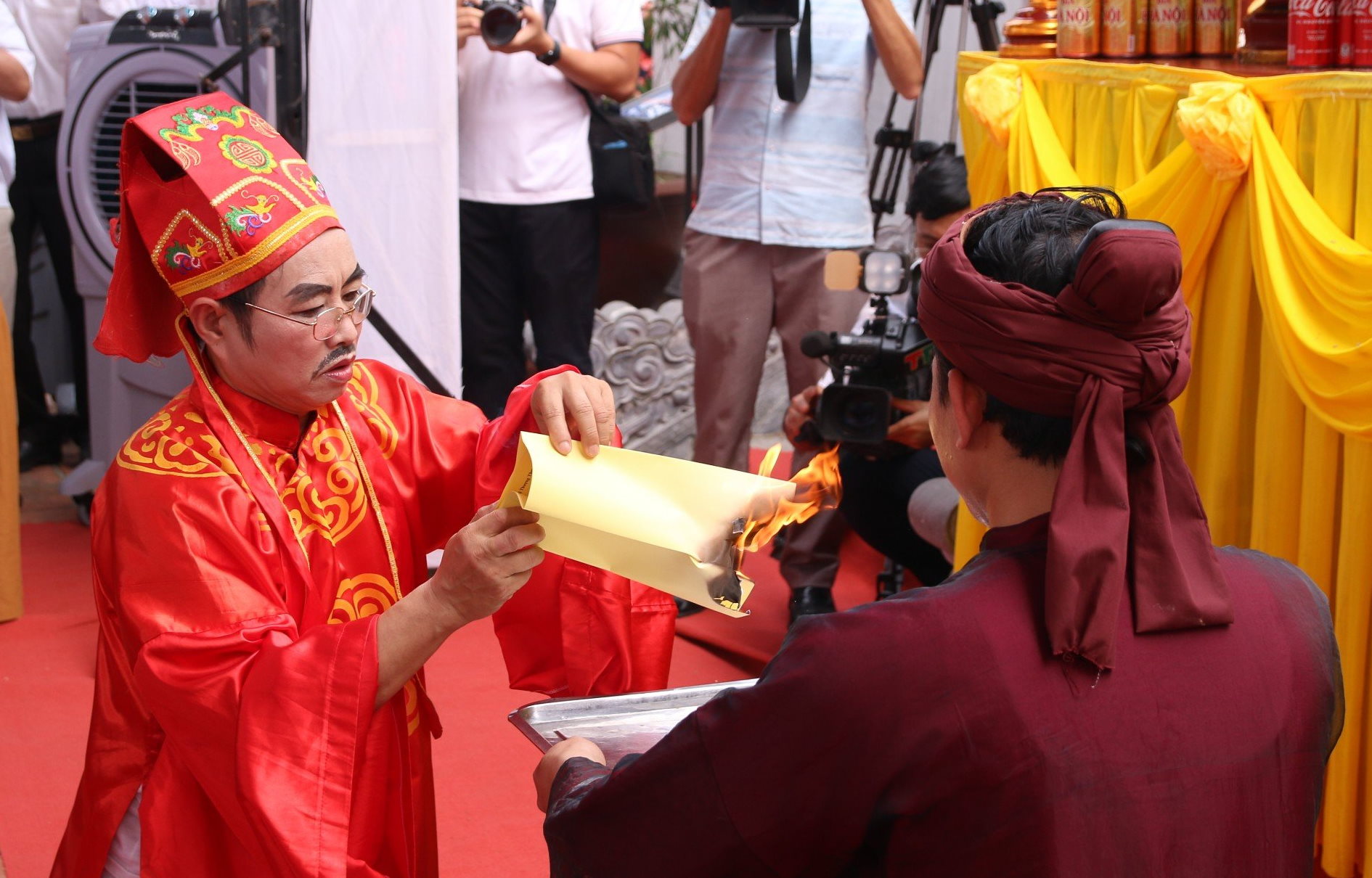 Nghi thức hoá chúc văn tại lễ hội.