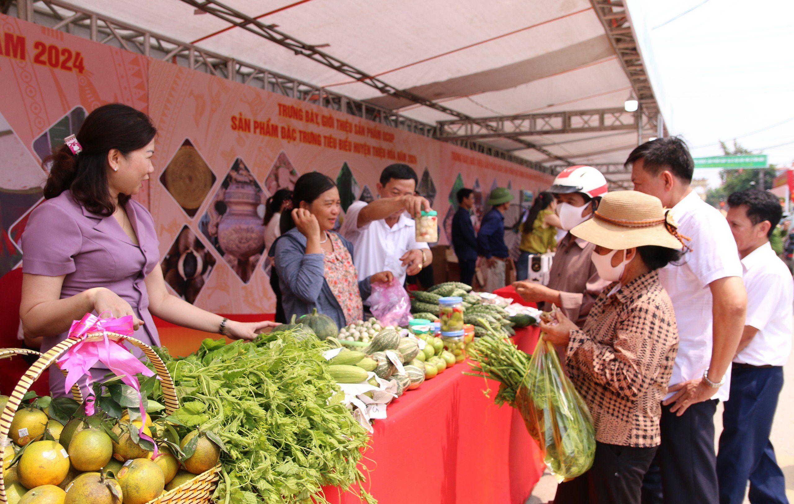 Các gian hàng tham gia hội chợ.