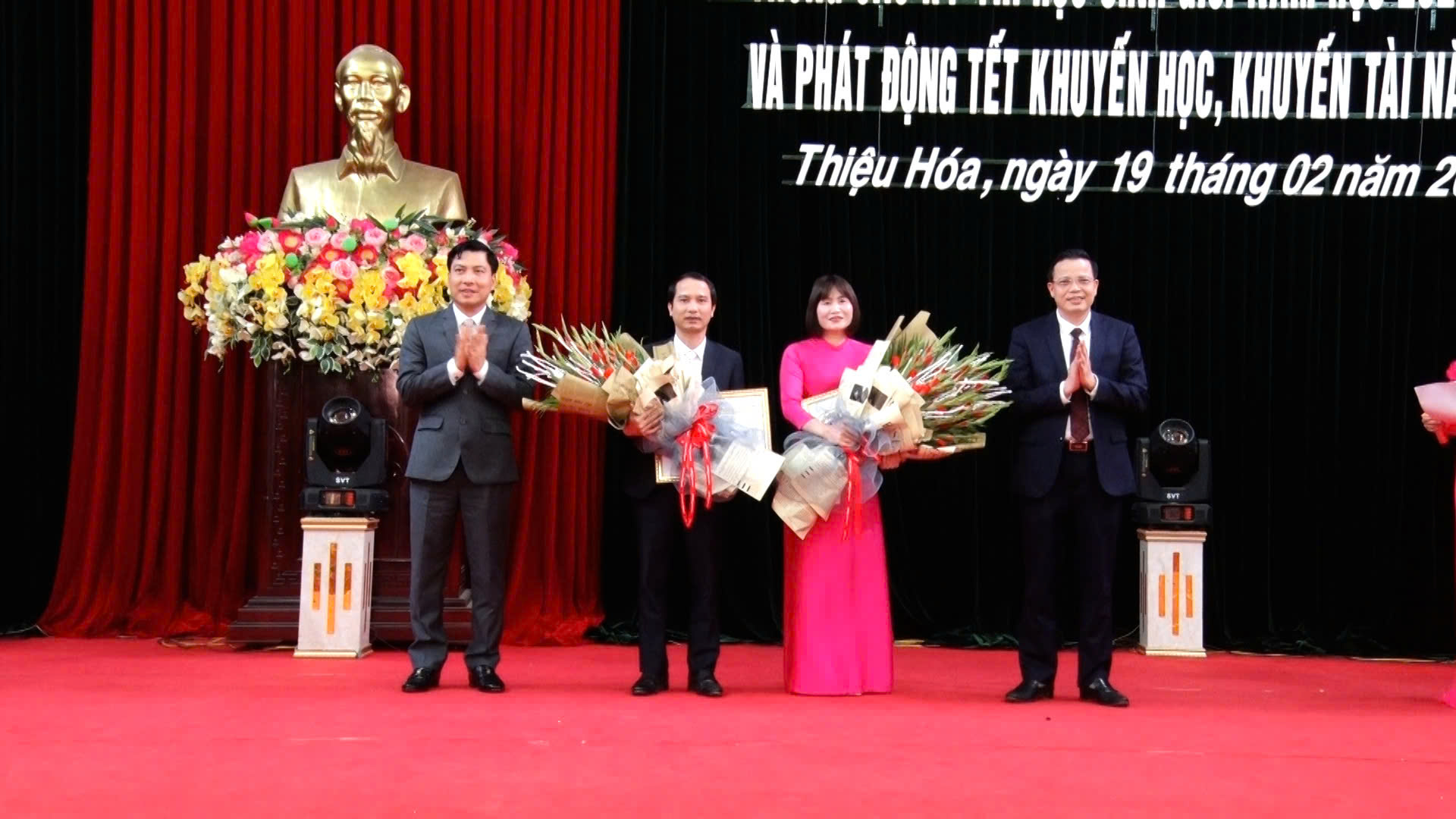 Các đồng chí lãnh đạo huyện trao thưởng cho nhà giáo có nhiều thành tích xuất sắc trong sự nghiệp giáo dục của huyện nhà