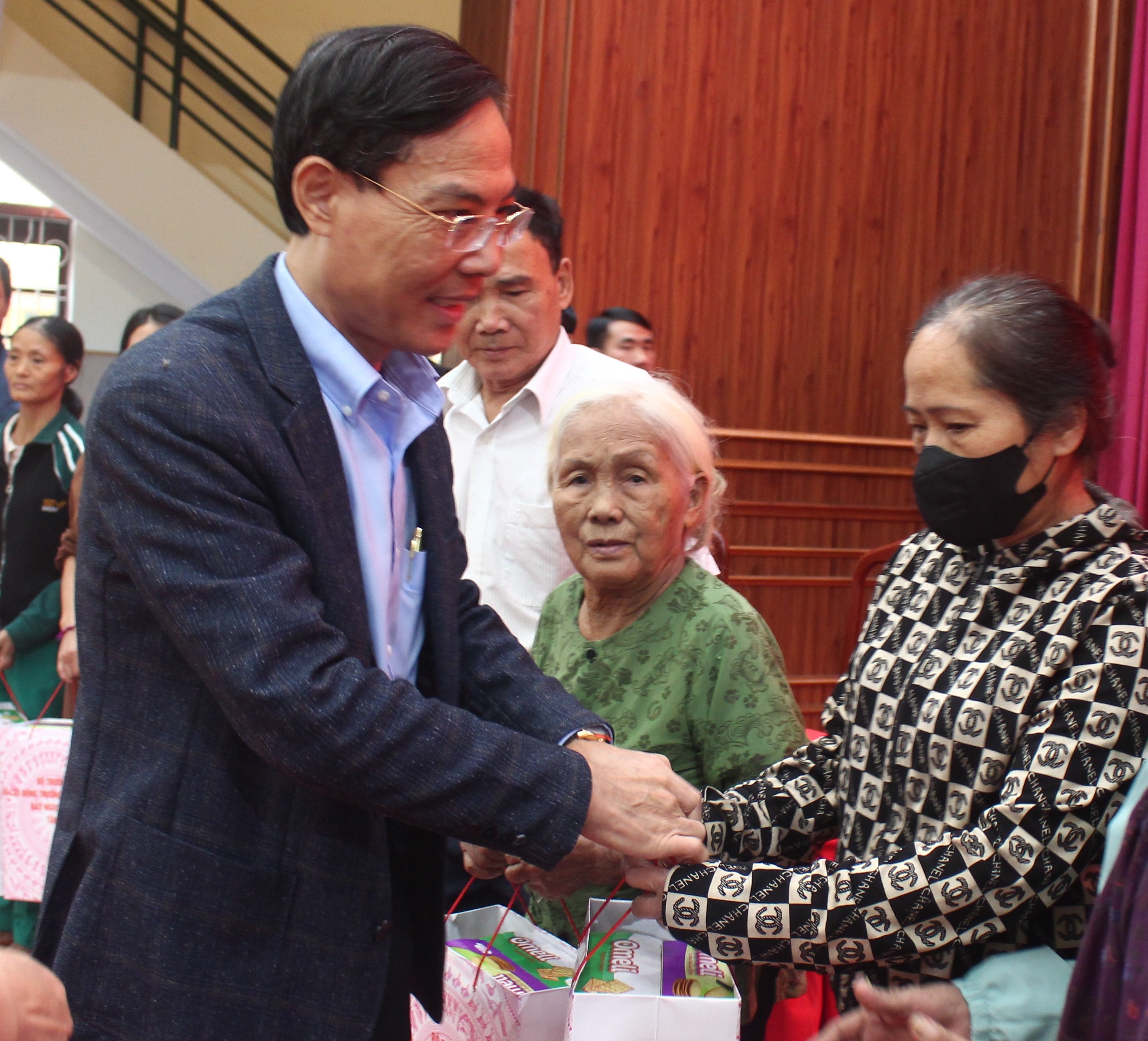 Phó Chủ tịch UBND tỉnh Đầu Thanh Tùng trao quà cho hộ gia đình có hoàn cảnh khó khăn tại huyện Thiệu Hóa.