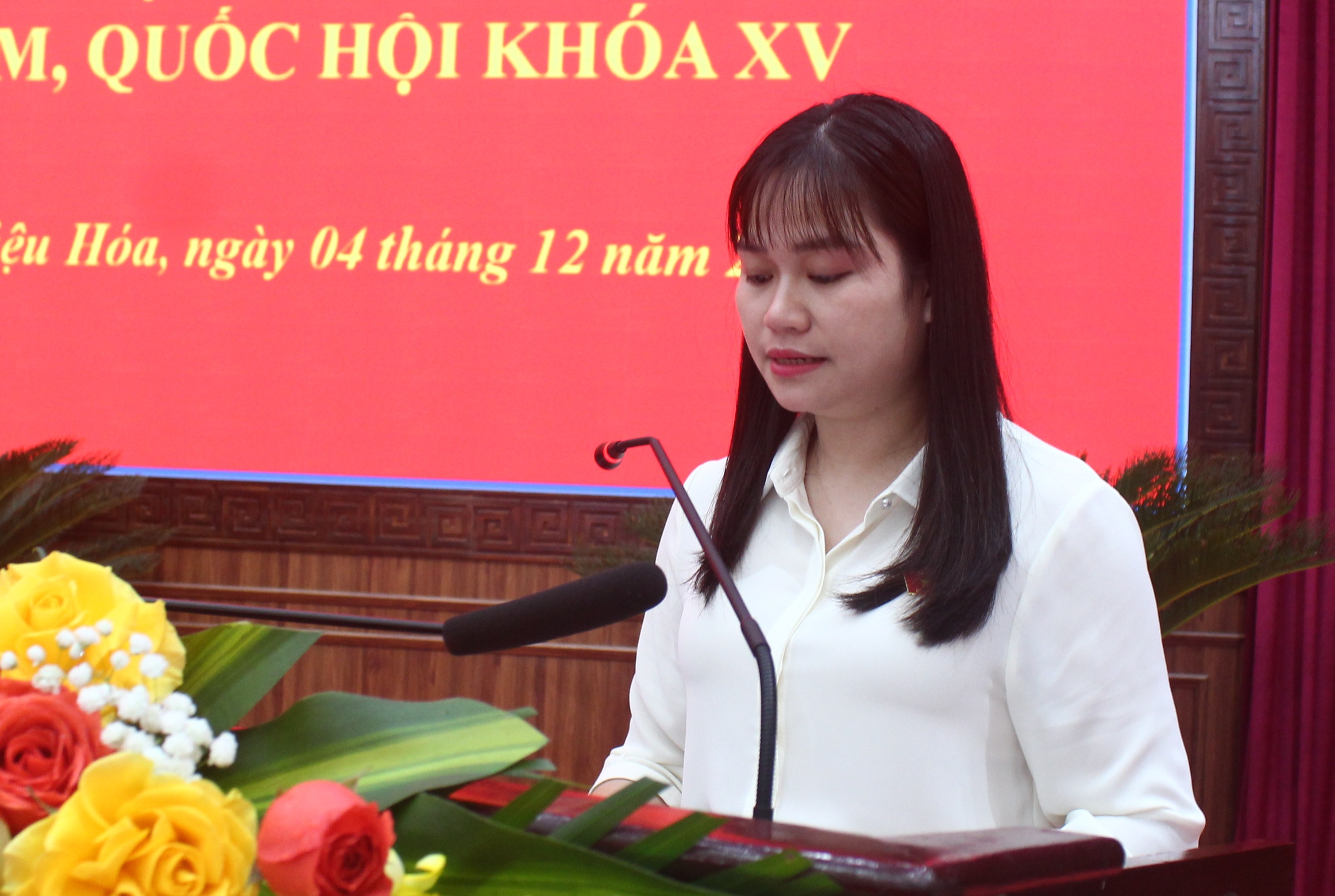 Đại biểu Quốc hội Phạm Thị Xuân, công chức Huyện ủy Quan Hóa thông báo đến cử tri kết quả Kỳ họp thứ 8, Quốc hội khoá XV và các hoạt động của đoàn đại biểu Quốc hội tỉnh Thanh Hóa tại kỳ họp.