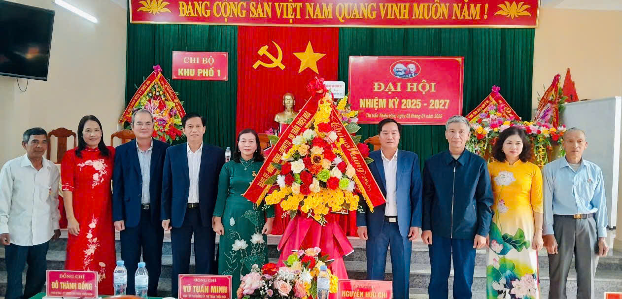 Ban Thường vụ Đảng uỷ thị trấn Thiệu Hoá chúc mừng Chi bộ khu phố 1