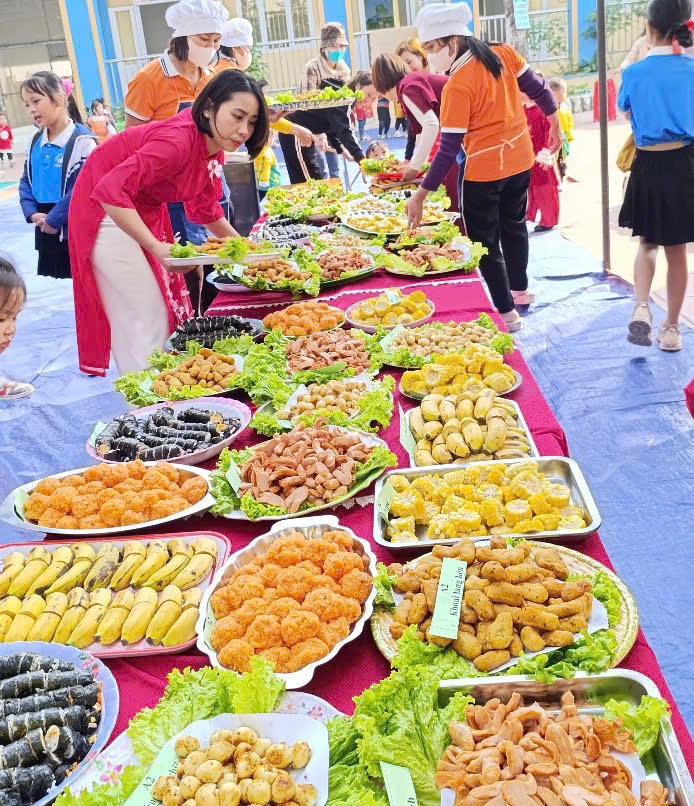 Cô trò chuẩn bị tiệc buffet tất niên