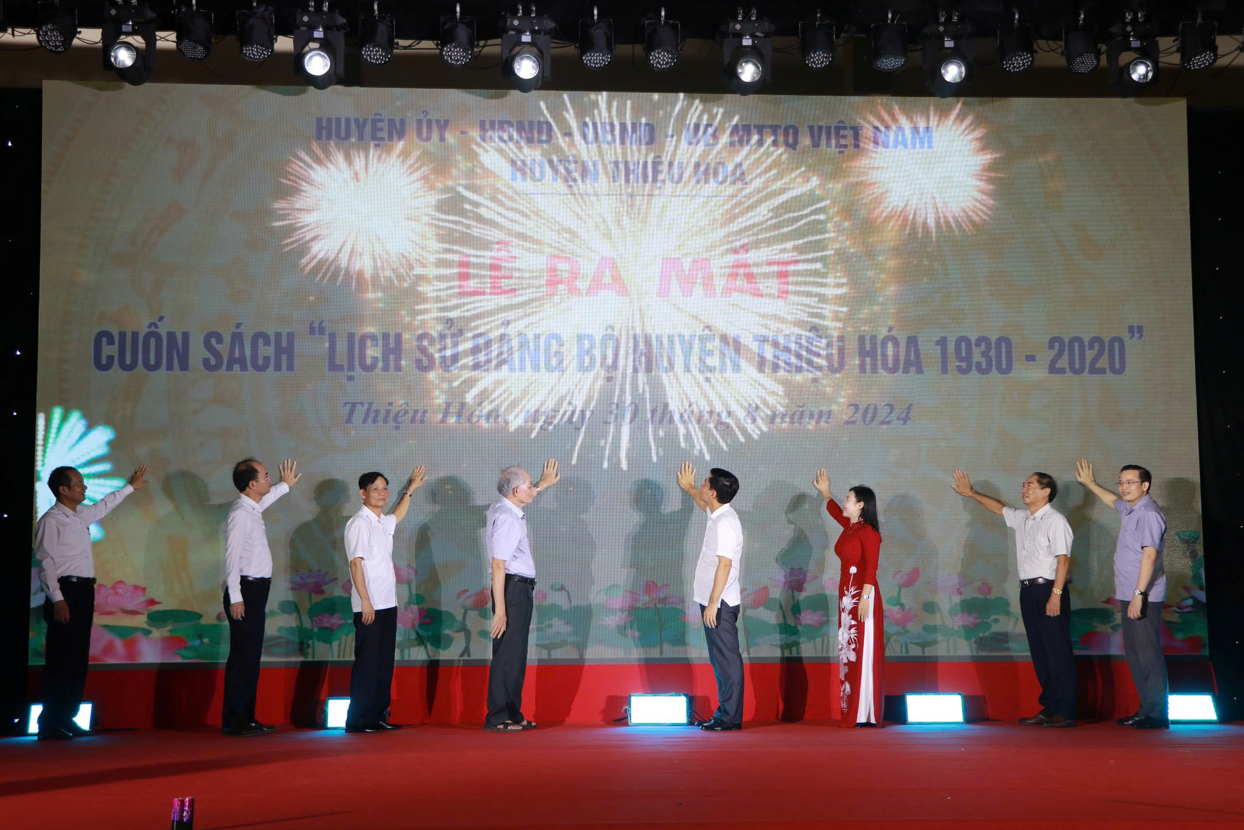 Nghi thức ra mắt "Cuốn sách lịch sử Đảng bộ huyện Thiệu Hoá, giai đoạn 1930 - 2020"