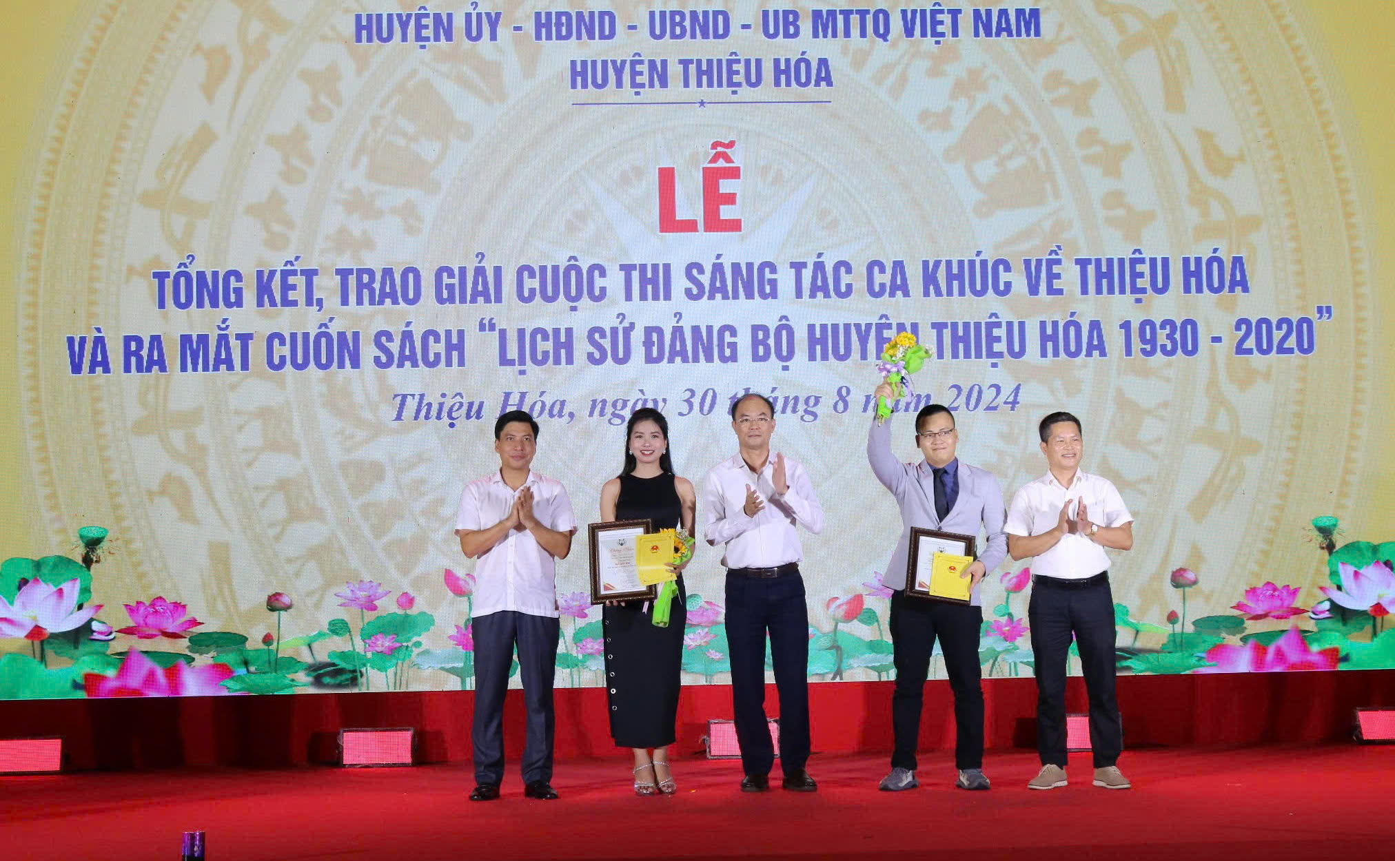 Bí Thư Huyện uỷ Nguyễn Văn Biện và Phó Giám đốc Sở Văn hoá, Thể thao và Du lịch Đỗ Quang Trọng trao giải các tác phẩm xuất sắc