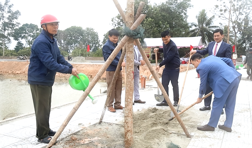 Lãnh đạo và cán bộ xã Thiệu Long tham gia trồng cây