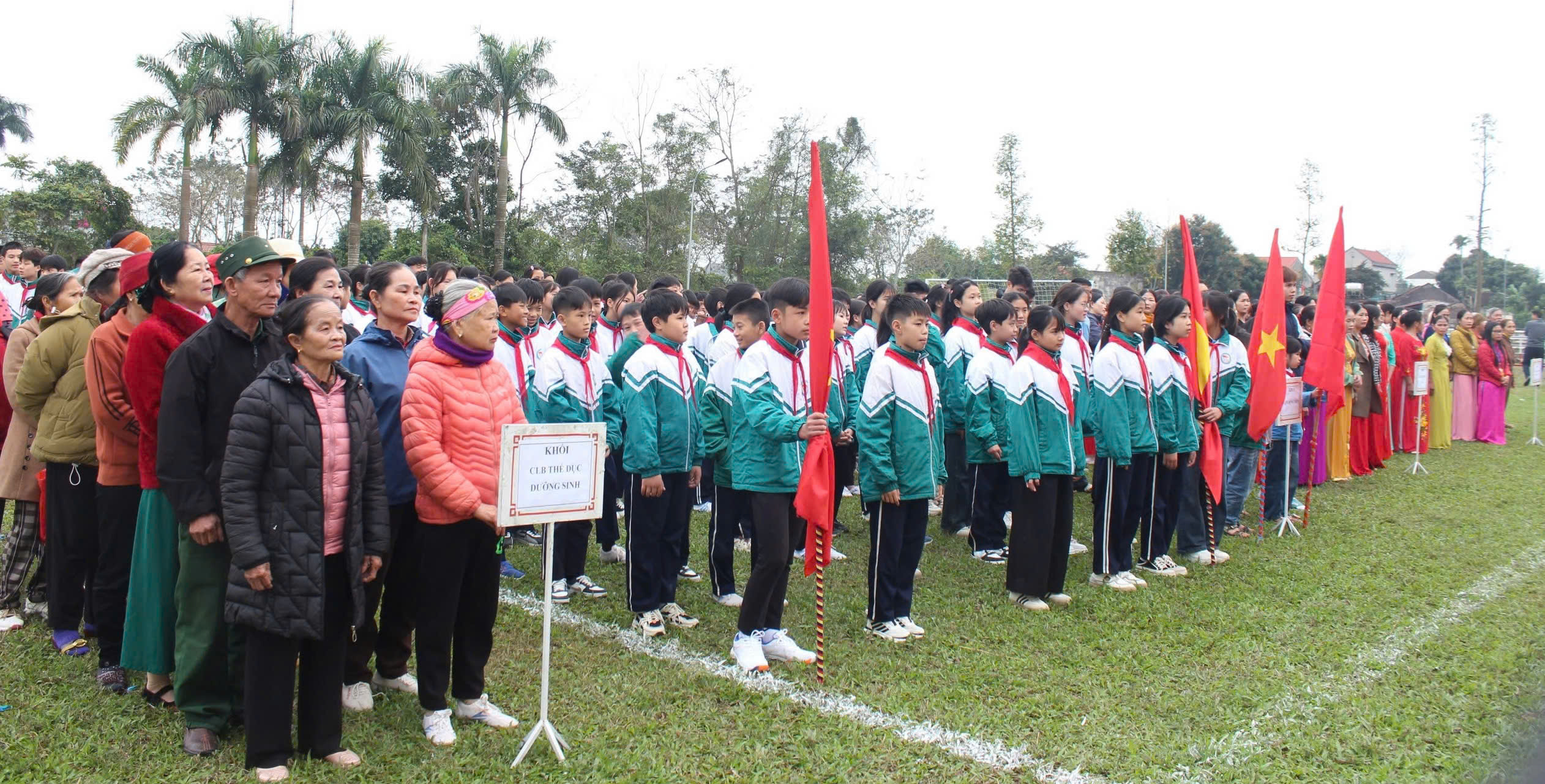 Đông đảo các tầng lớp Nhân dân trong xã tham dự Lễ khai mạc Đại hội