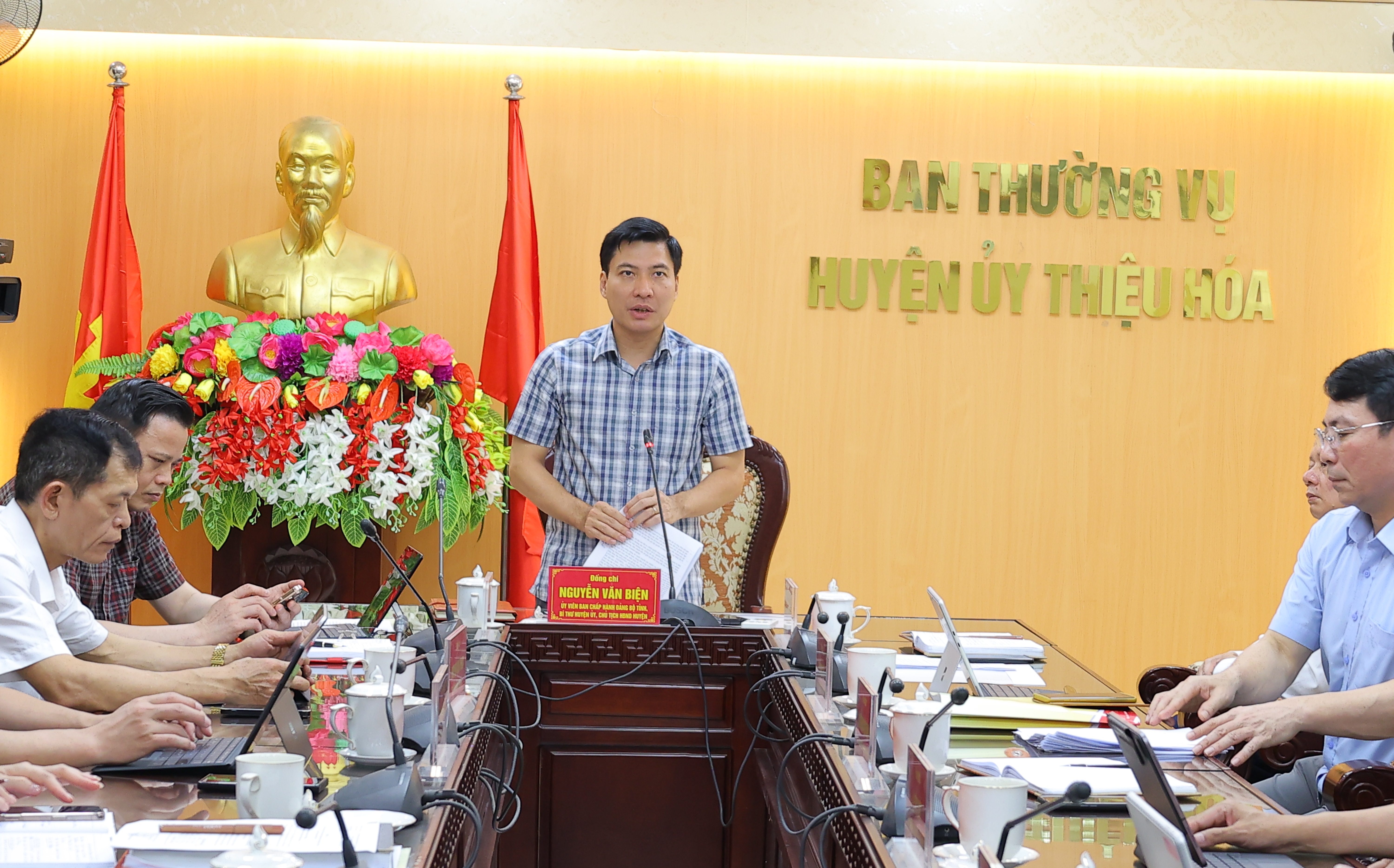Bí thư Huyện ủy Nguyễn Văn Biện chủ trì hội nghị