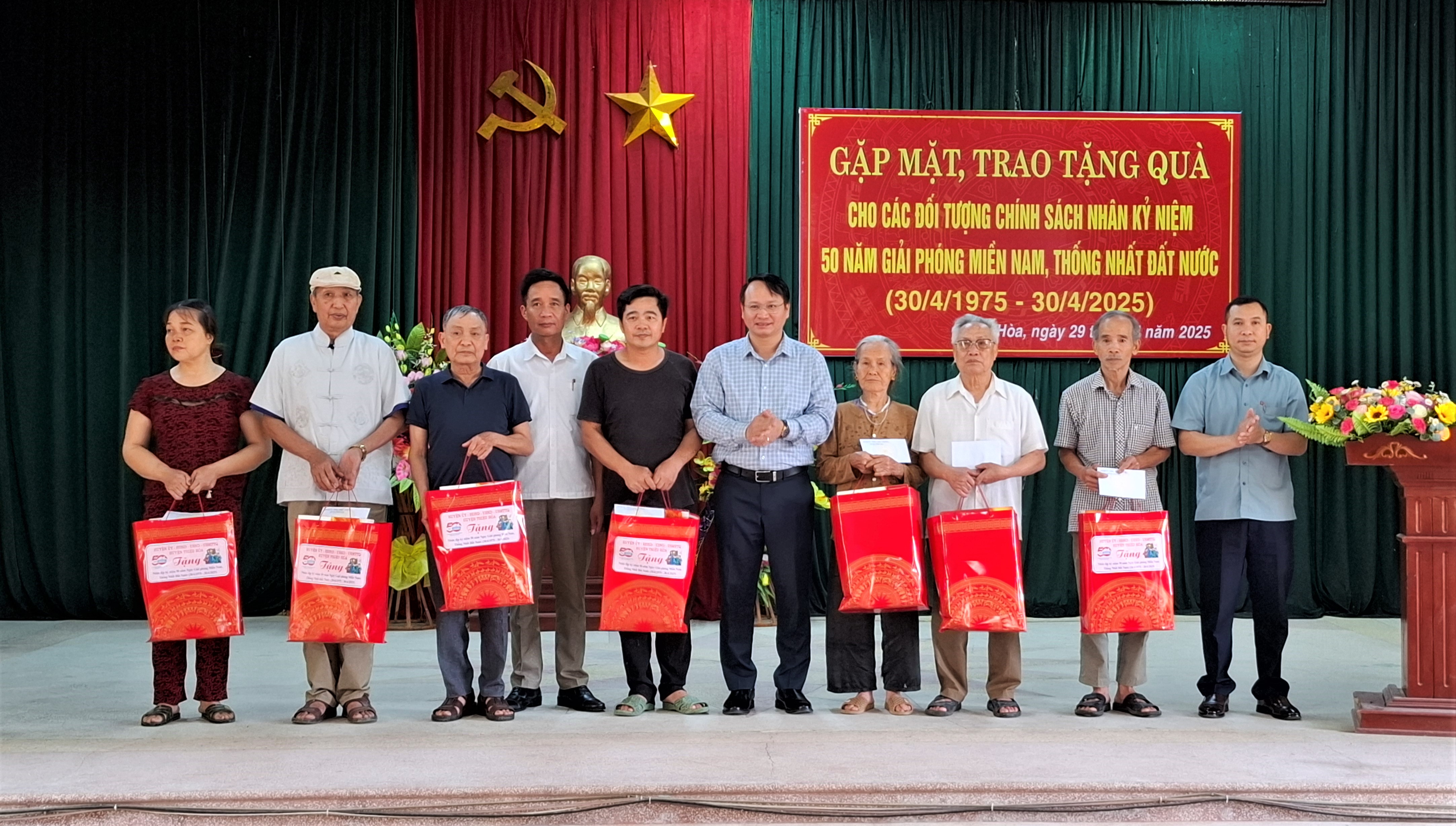 Phó Chủ tịch Thường trực UBND huyện Nguyễn Ngọc Hiểu trao tặng quà cho các đối tượng chính sách xã Thiệu Hoà...