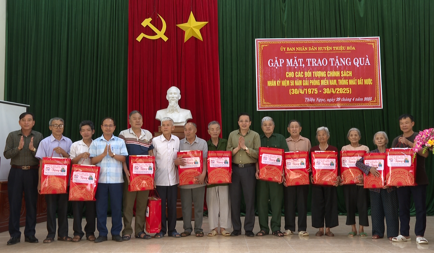 Đ/C Chủ tịch UBND huyện trao quà cho các gia đình chính sách, có công tại xã Thiệu Ngọc