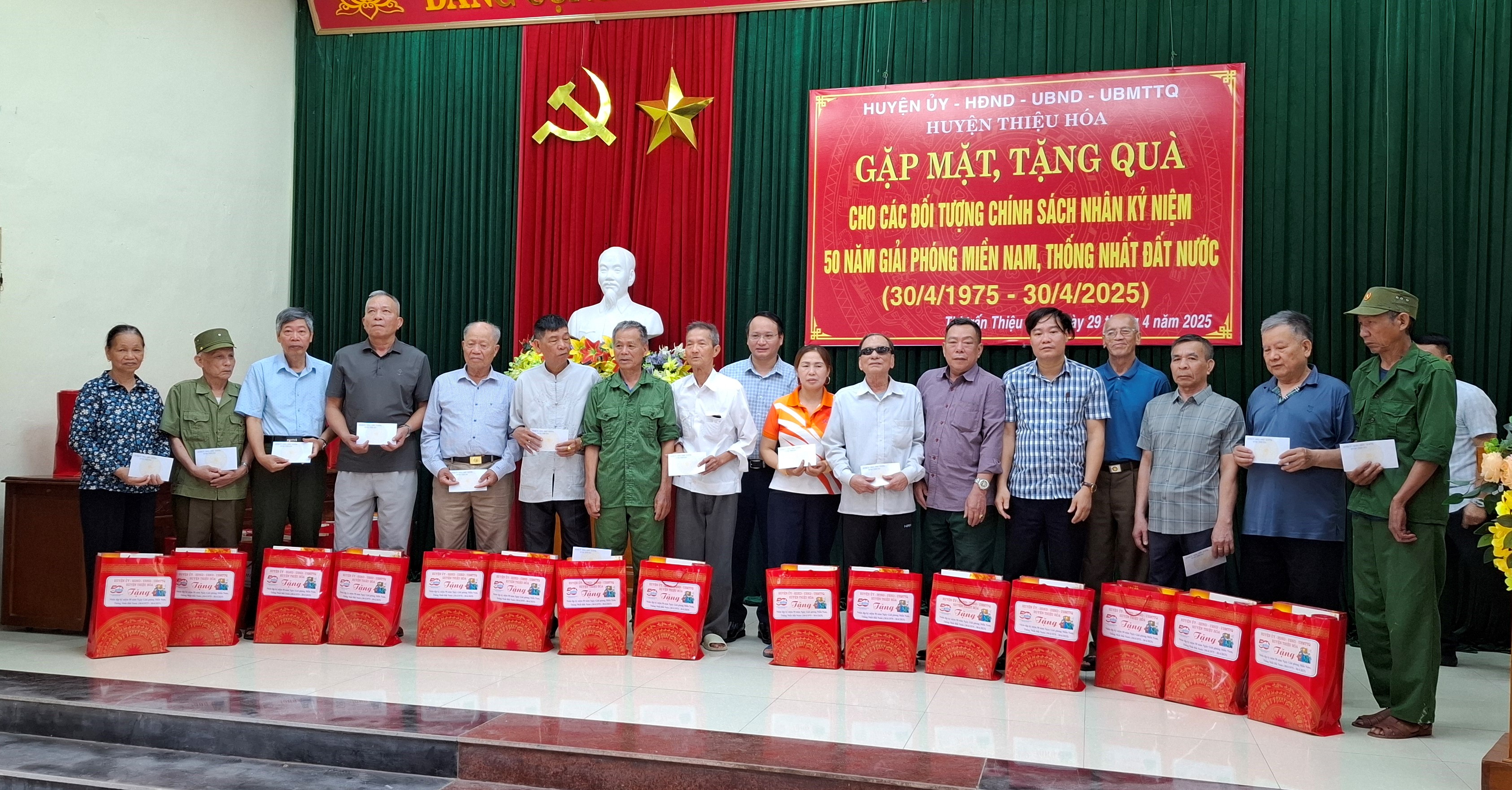 ...trao tặng quà tại thị trấn Thiệu Hoá.