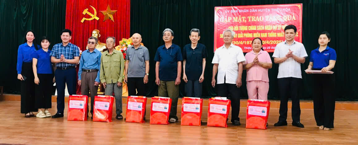 ...trao tặng quà tại xã Thiệu Giao...
