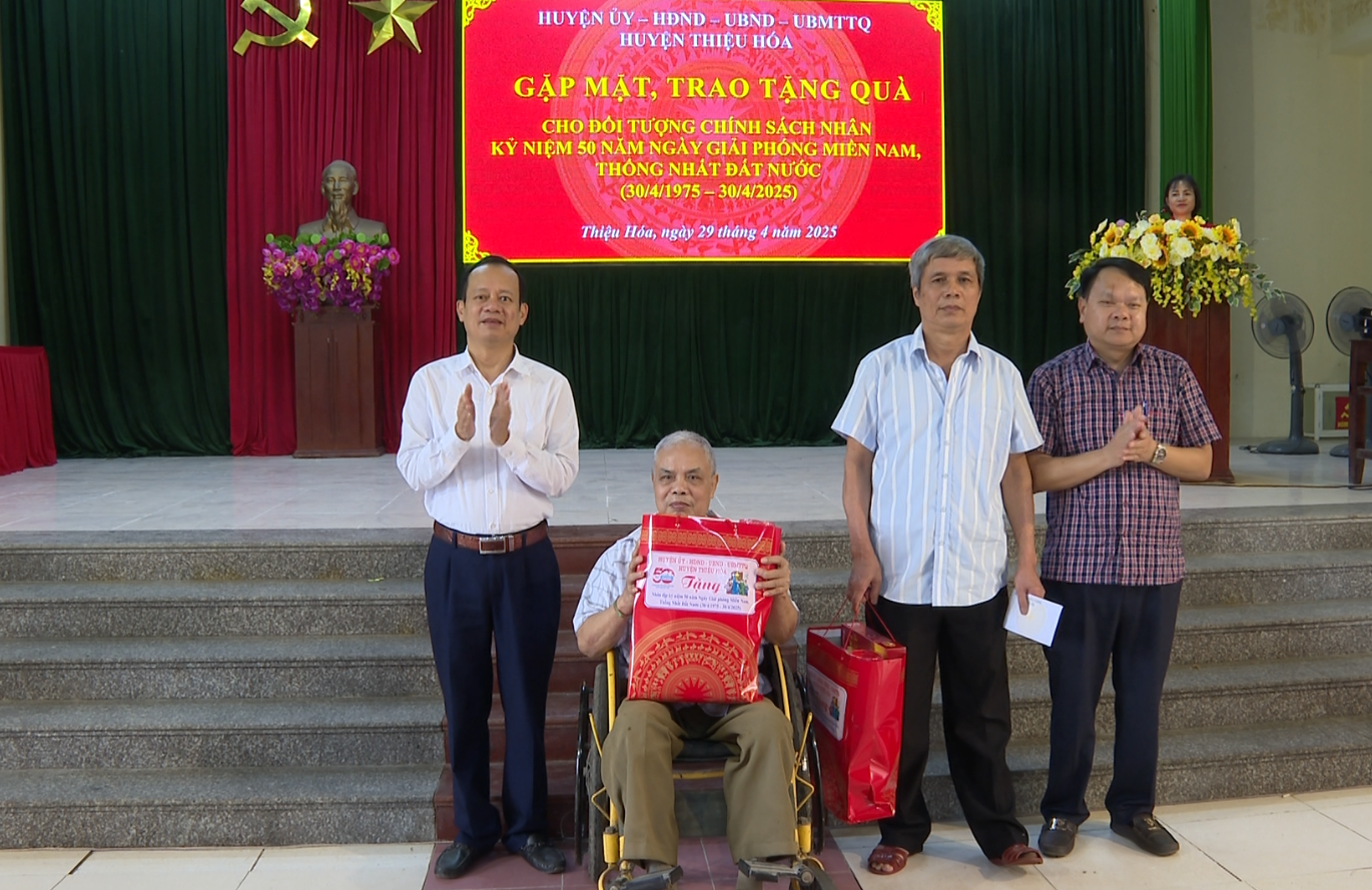 Đ/C, Phó Bí thư Thường trực Huyện uỷ Đỗ Thế Bằng trao quà cho thương binh, thân nhân liệt sĩ