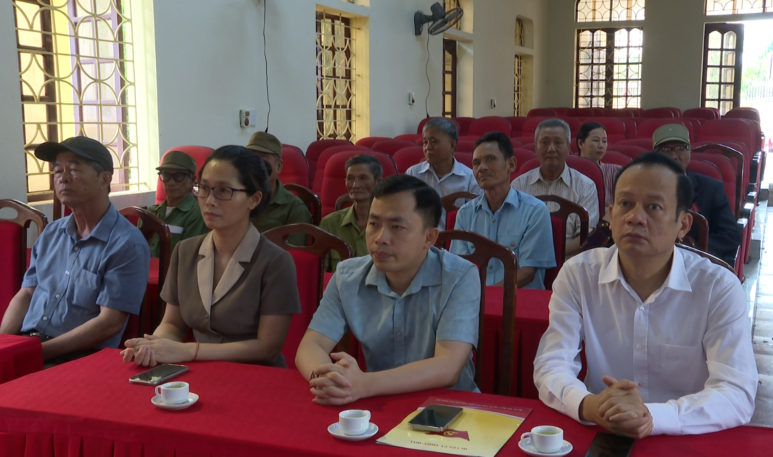 Các đại biểu tham dự buổi gặp mặt, trao quà