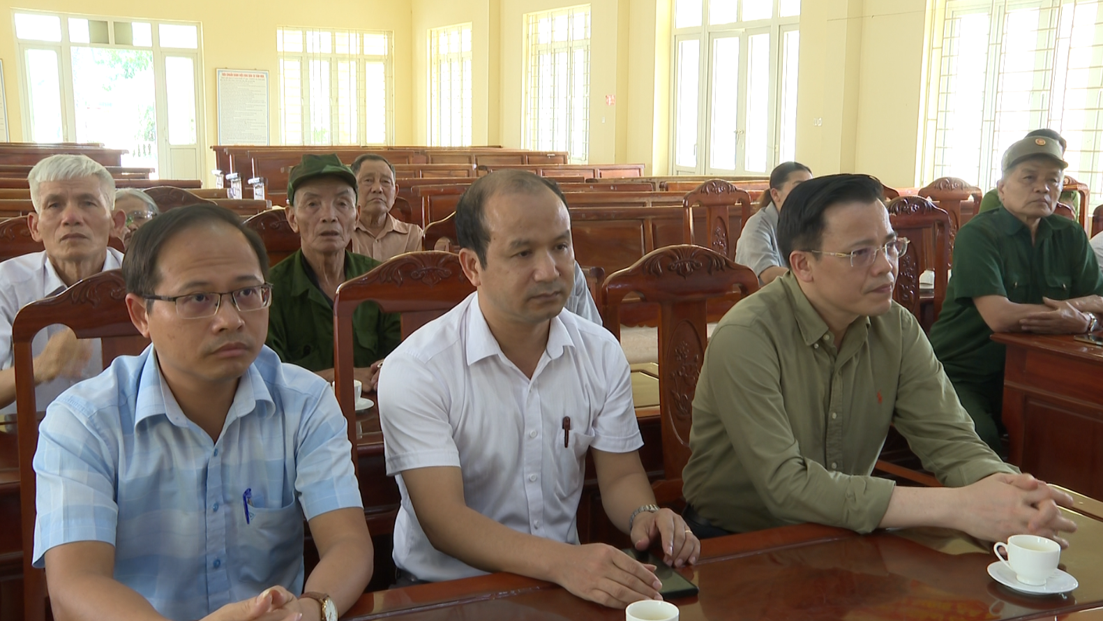 Các đại biểu dự buổi gặp mặt, trao quà