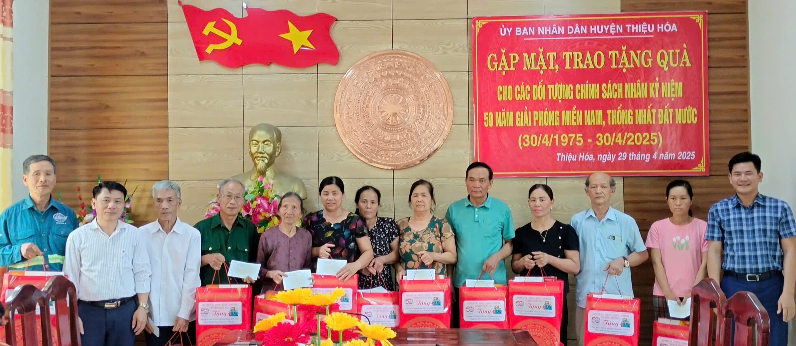 Phó Chủ tịch UBND huyện Lê Xuân Hoàn trao tặng quà cho các đối tượng chính sách tại xã Thiệu Trung...