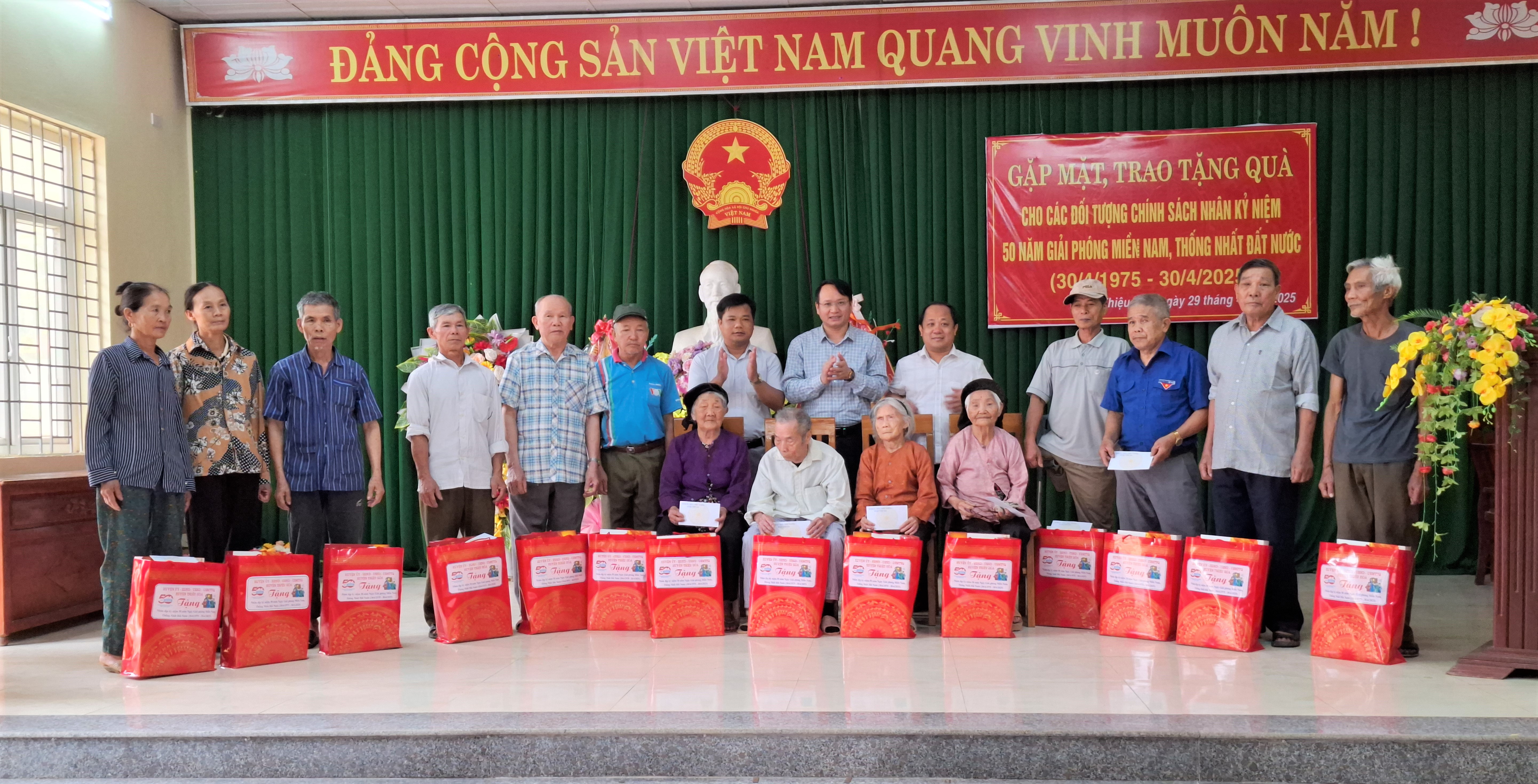 ...trao tặng quà tại xã Thiệu Long...