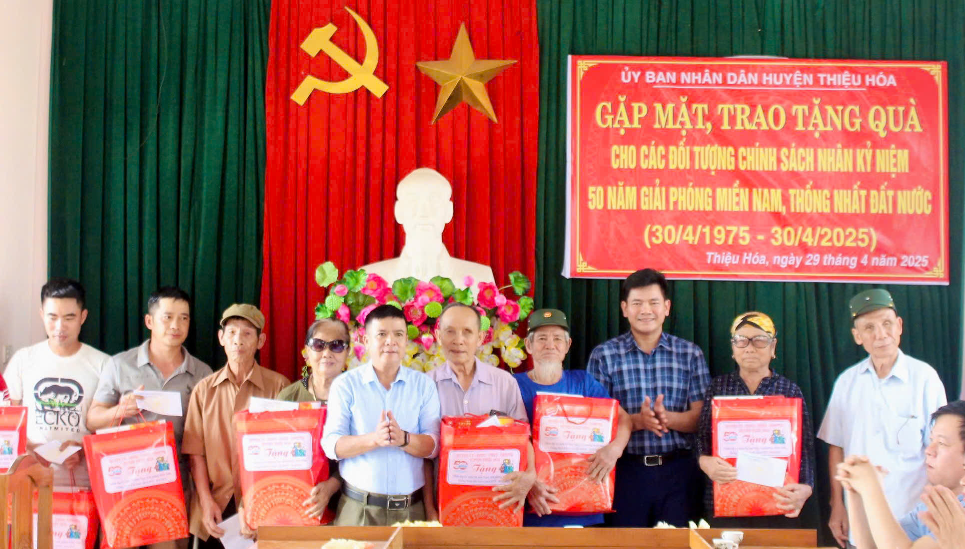 ...trao tặng quà tại xã Thiệu Công.