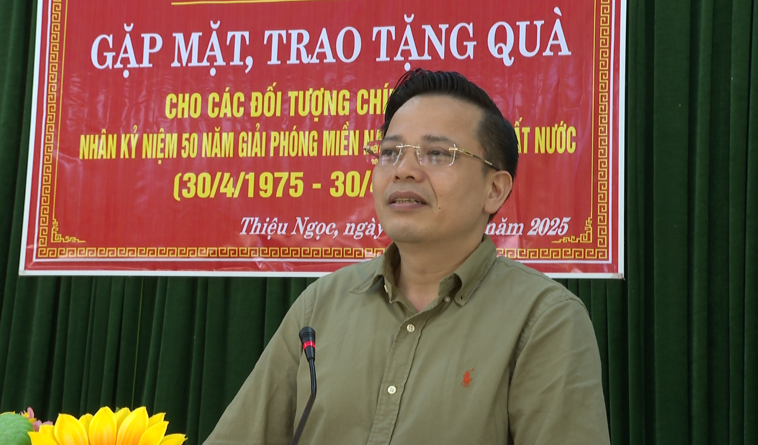 Đ/C PBT, CT UBND huyện phát biểu tại buổi trao quà