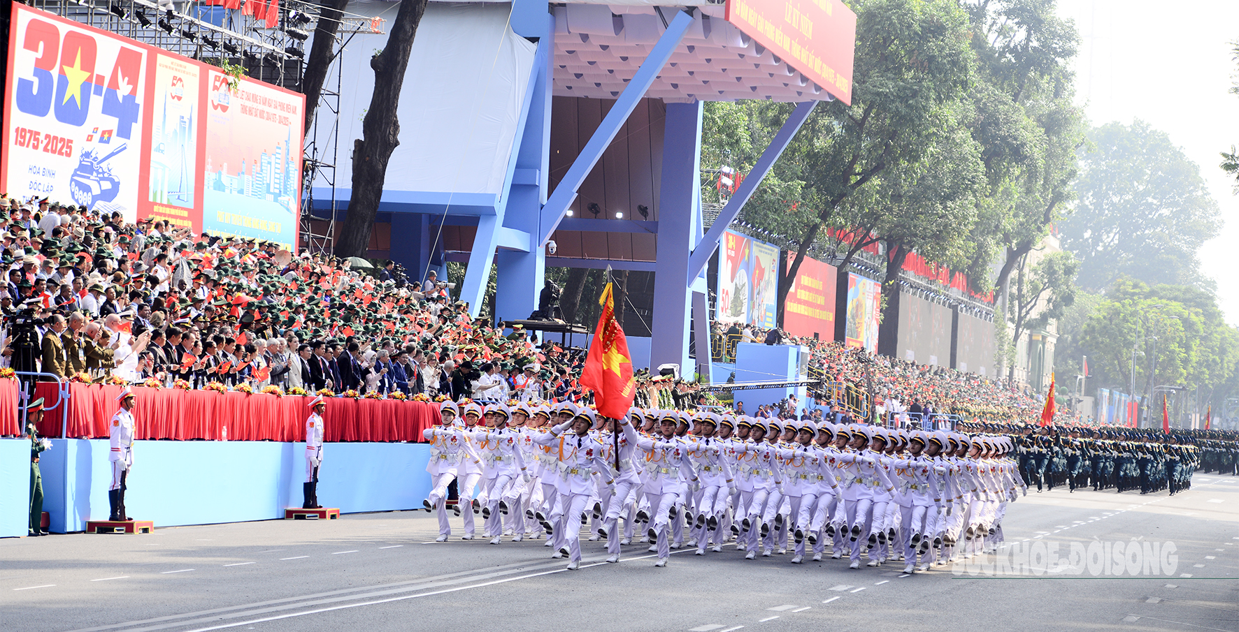 Trong không khí trang nghiêm của buổi lễ kỷ niệm 50 năm Ngày Giải phóng miền Nam, thống nhất đất nước (30/4/1975 – 30/4/2025), lực lượng quân đội nhân dân Việt Nam xuất hiện như một điểm nhấn đặc biệt trong màn diễu binh – diễu hành trọng thể tại TP.HCM.