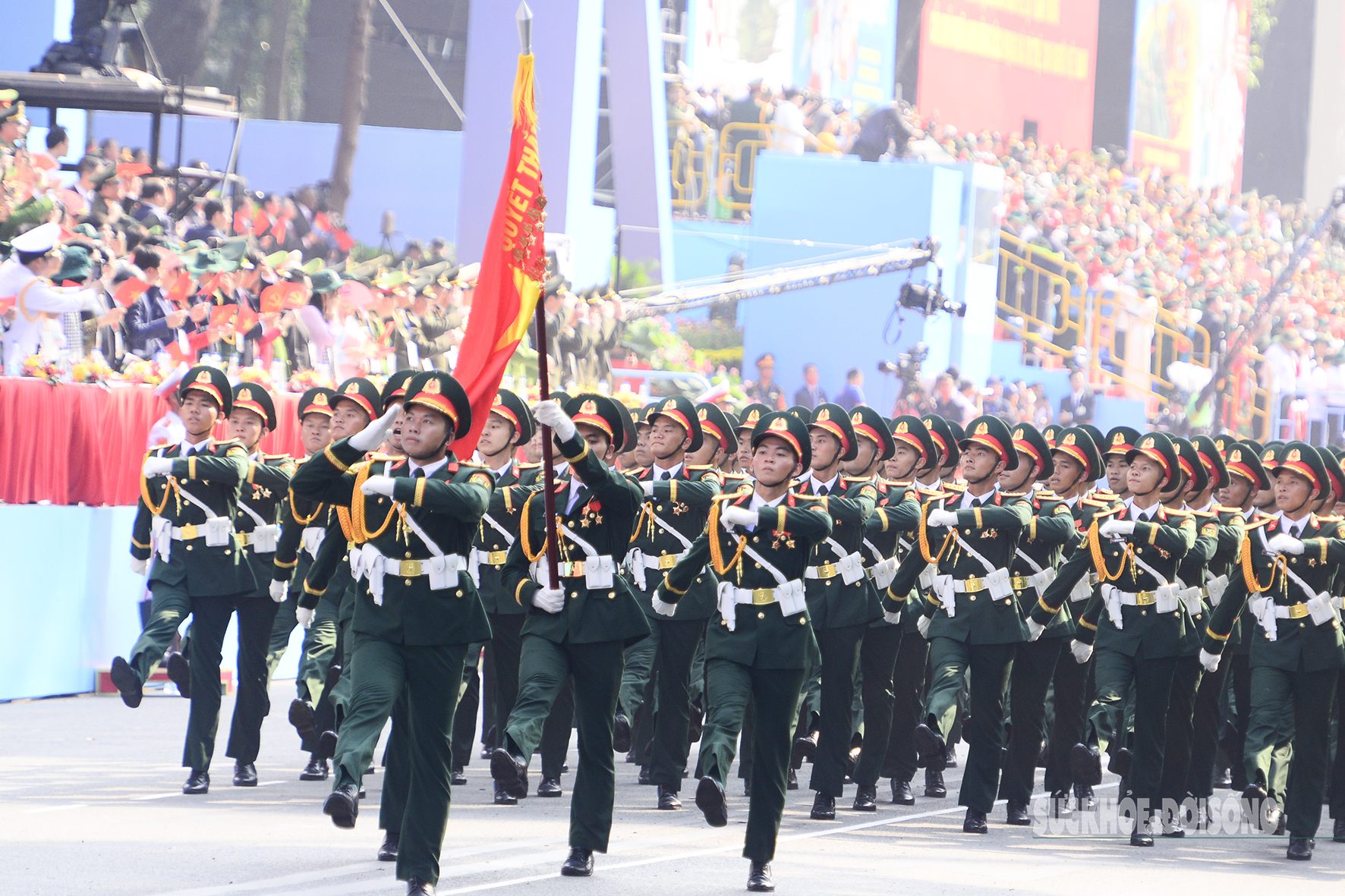 Từ khối sĩ quan chỉ huy, bộ binh, đặc công, tăng thiết giáp đến lực lượng không quân – hải quân, cảnh vệ và quân y… tất cả cùng hội tụ trong đội hình chỉnh tề, hàng lối nghiêm trang, bước đều tăm tắp qua lễ đài trước sự chứng kiến của người dân cả nước.