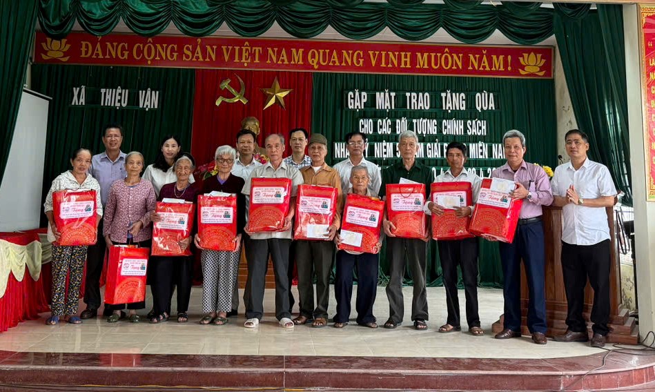 Trưởng Ban Tuyên giáo và Dân vận Huyện uỷ Lê Viết Chí trao tặng quà cho các đối tượng chính sách tại xã Thiệu Vận...