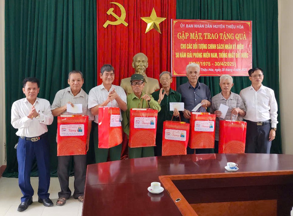 ...trao tặng quà tại xã Thiệu Giang.