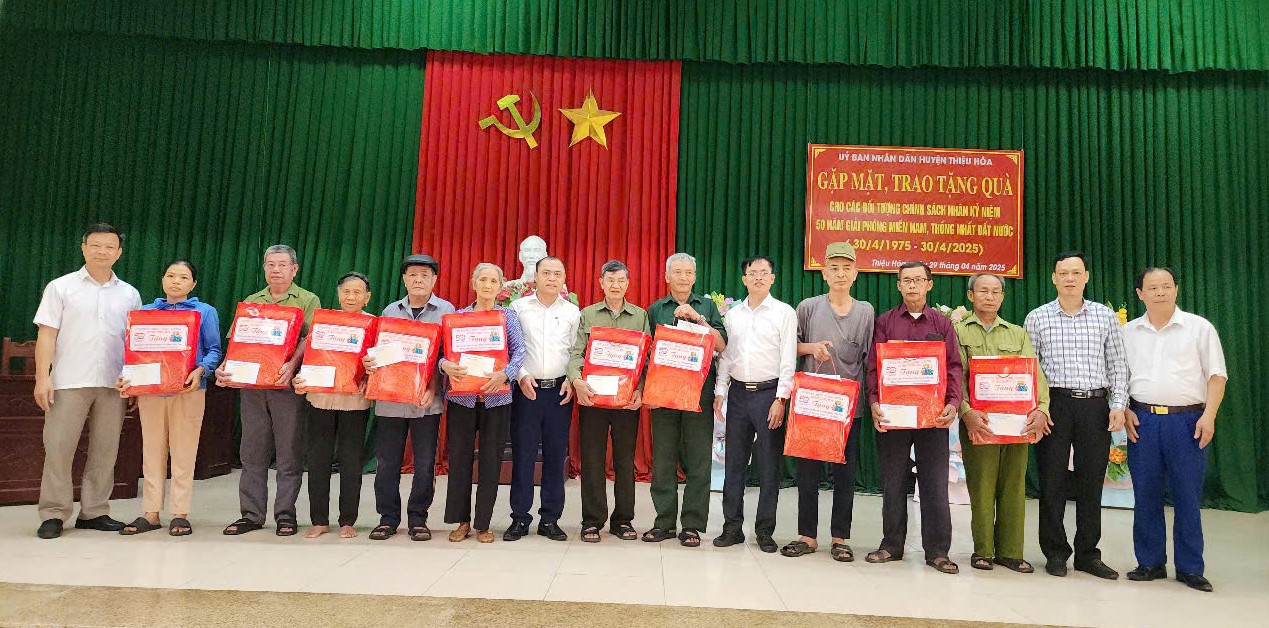 ...trao tặng quà tại xã Thiệu Thành...