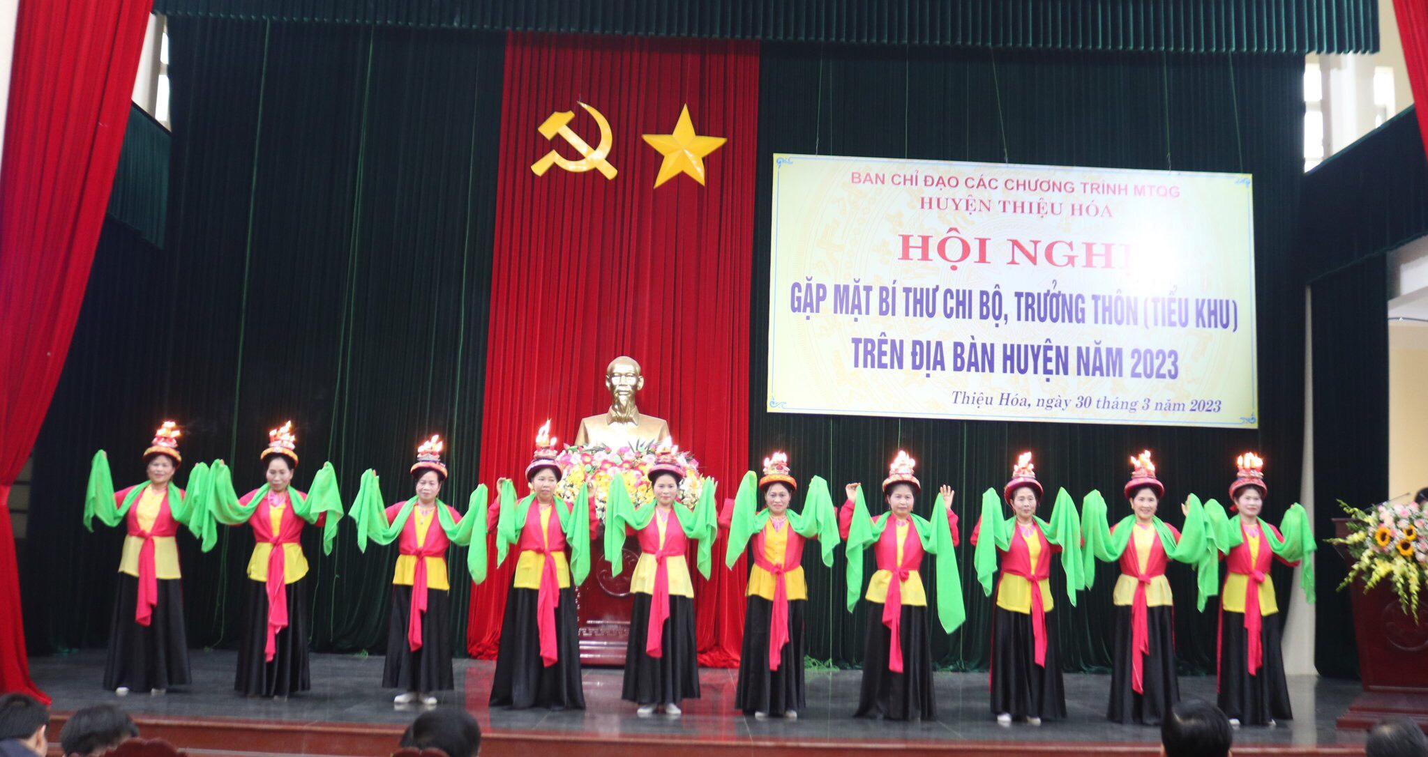 Tiết mục “Múa đèn chạy chữ, hát chèo chải cổ" của các nghệ nhân làng Nhân Cao, xã Thiệu Quang