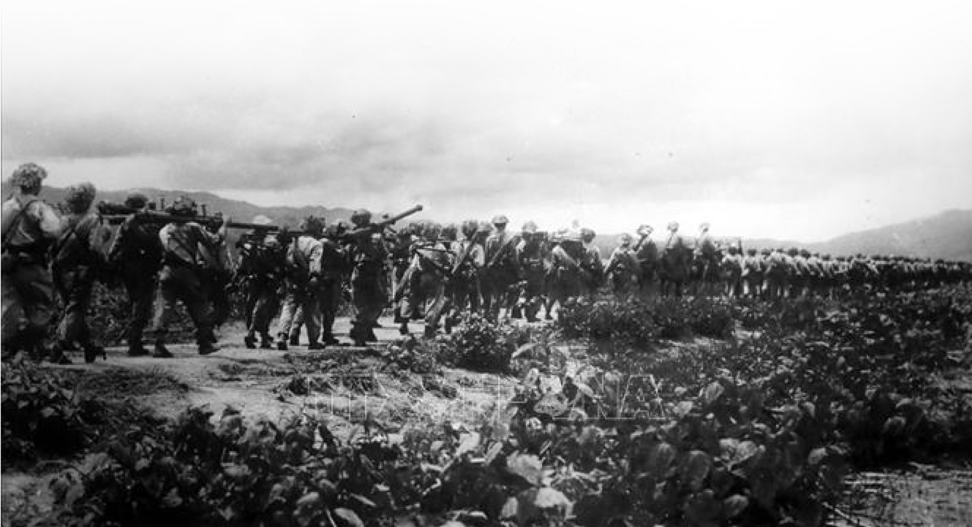 Bộ đội hành quân lên Tây Bắc tham gia Chiến dịch Điện Biên Phủ năm 1954 (ảnh tư liệu).