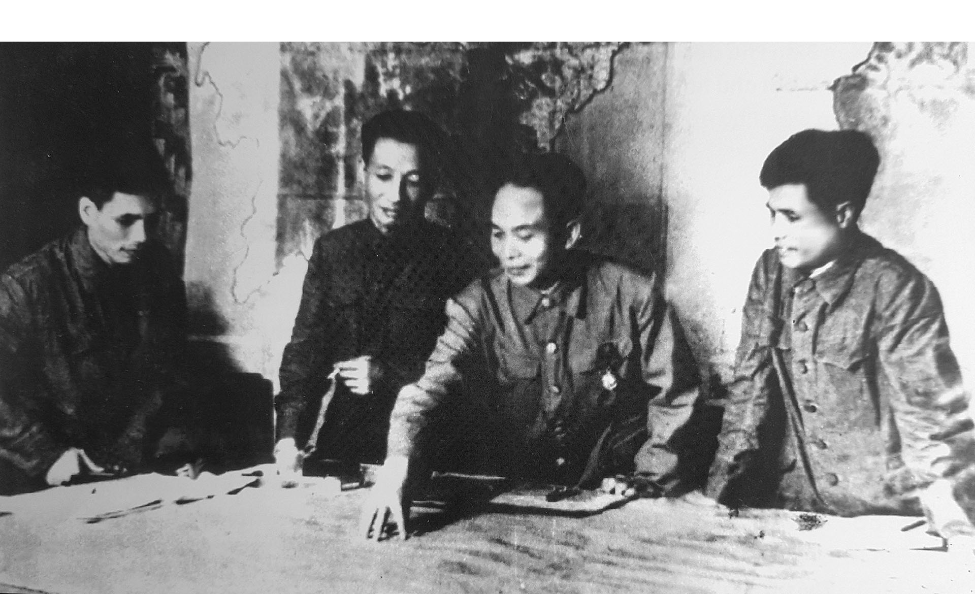Bộ Tổng tư lệnh họp bàn kế hoạch tác chiến Đông - Xuân 1953 - 1954 (ảnh tư liệu).