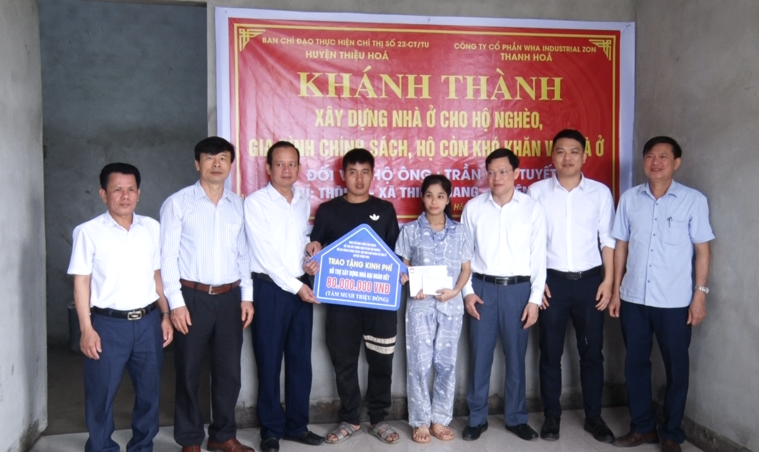 Lãnh đạo huyện Thiệu Hoá trao tặng kinh phí hỗ trợ xây dựng nhà ở cho hộ nghèo tại xã Thiệu Giang
