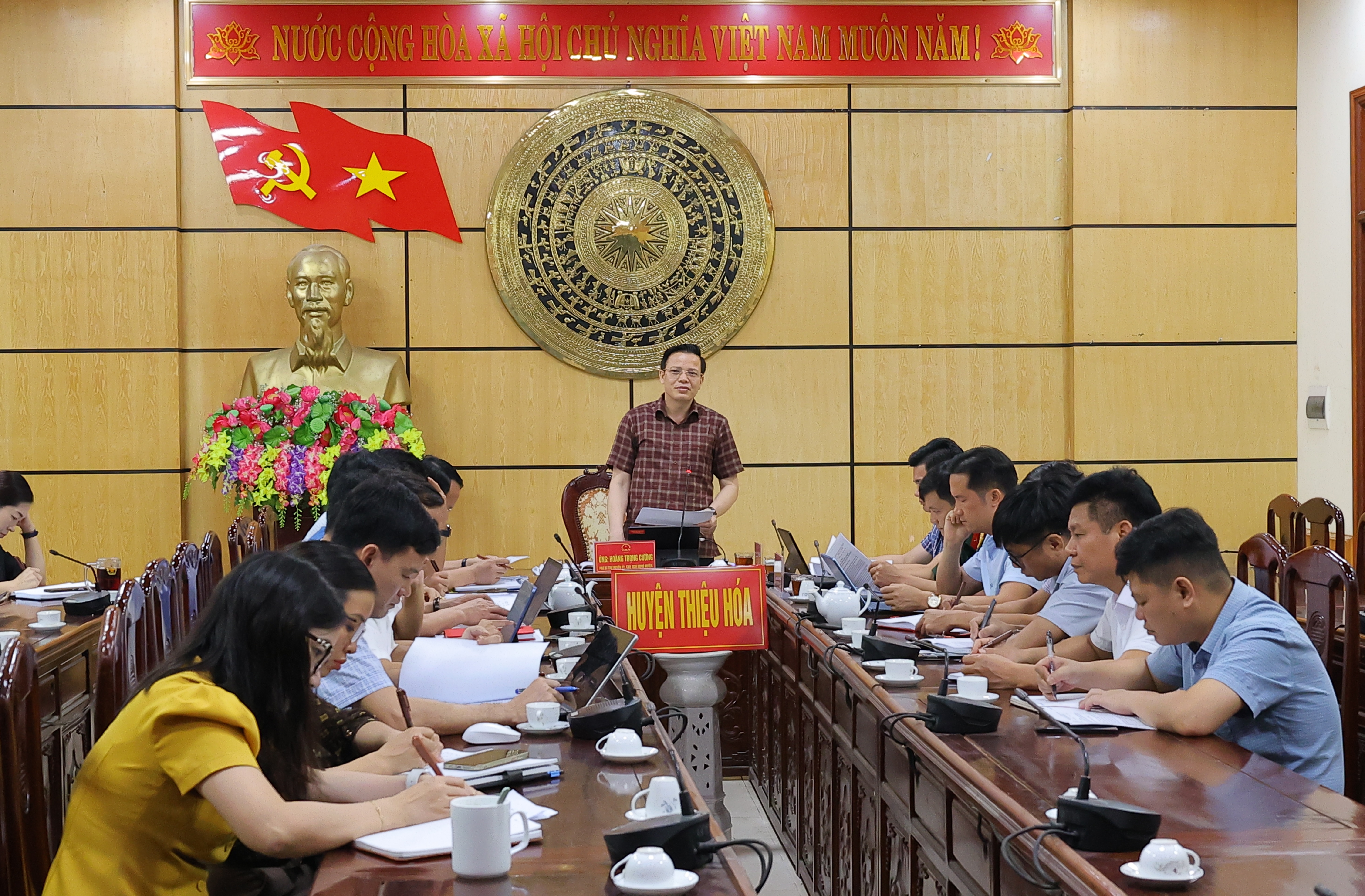 Chủ tịch UBND huyện Hoàng Trọng Cường phát biểu kết luận hội nghị
