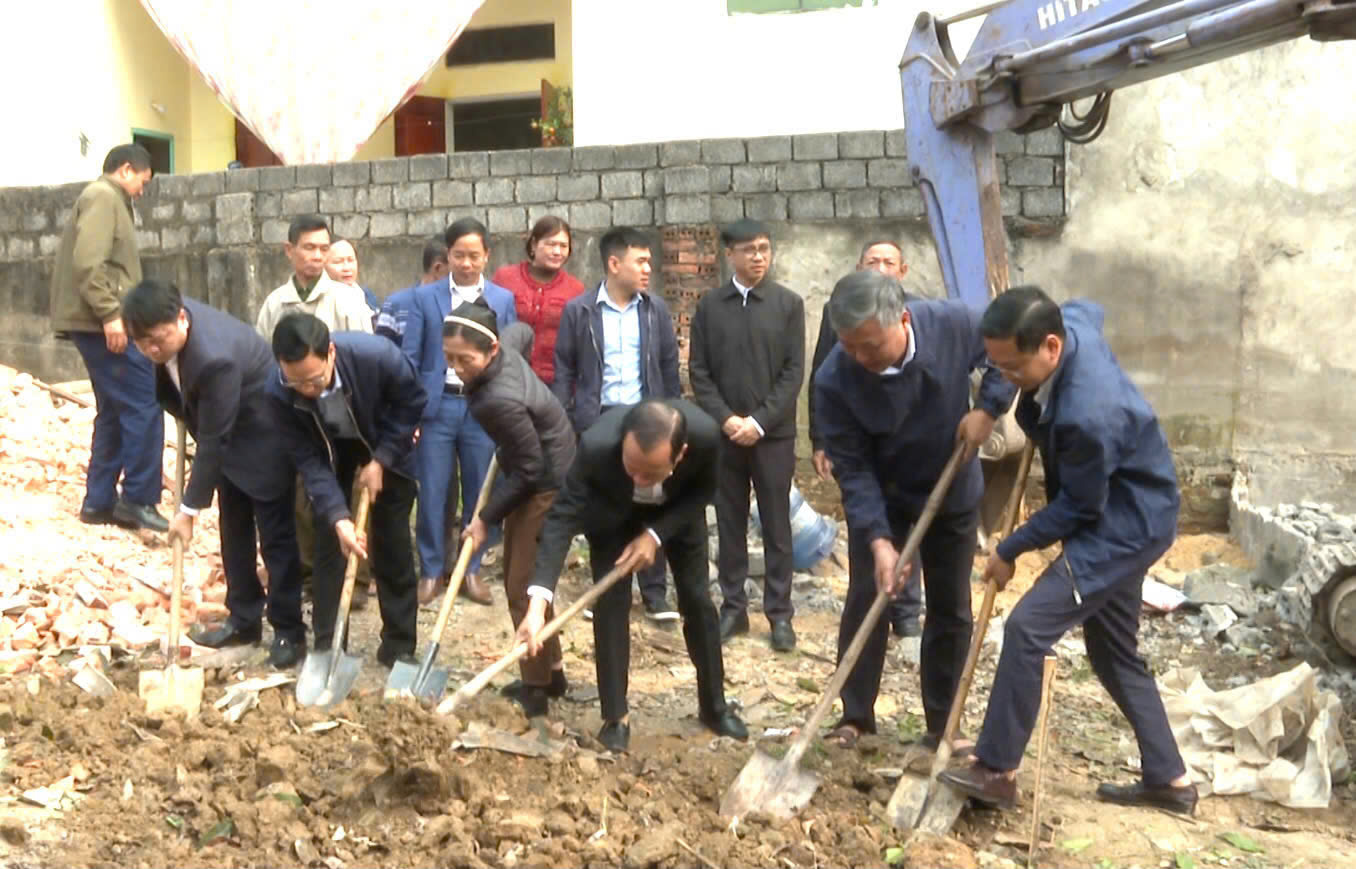 Lãnh đạo huyện Thiệu Hoá tham dự khởi công động thể xây dựng nhà ở cho hộ nghèo tại thị trấn Hậu Hiền