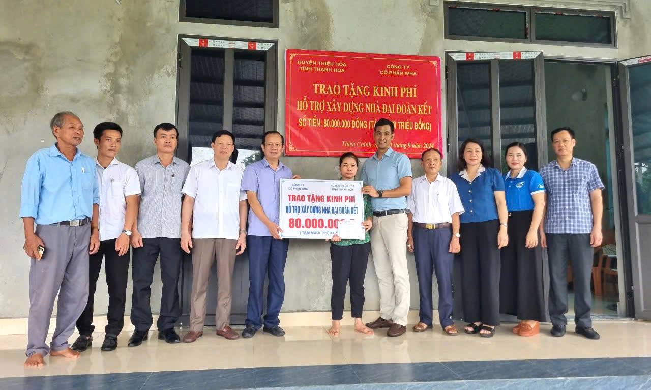 Lãnh đạo huyện Thiệu Hoá trao tặng kinh phí hỗ trợ xây dựng nhà ở cho hộ nghèo tại xã Thiệu Chính.
