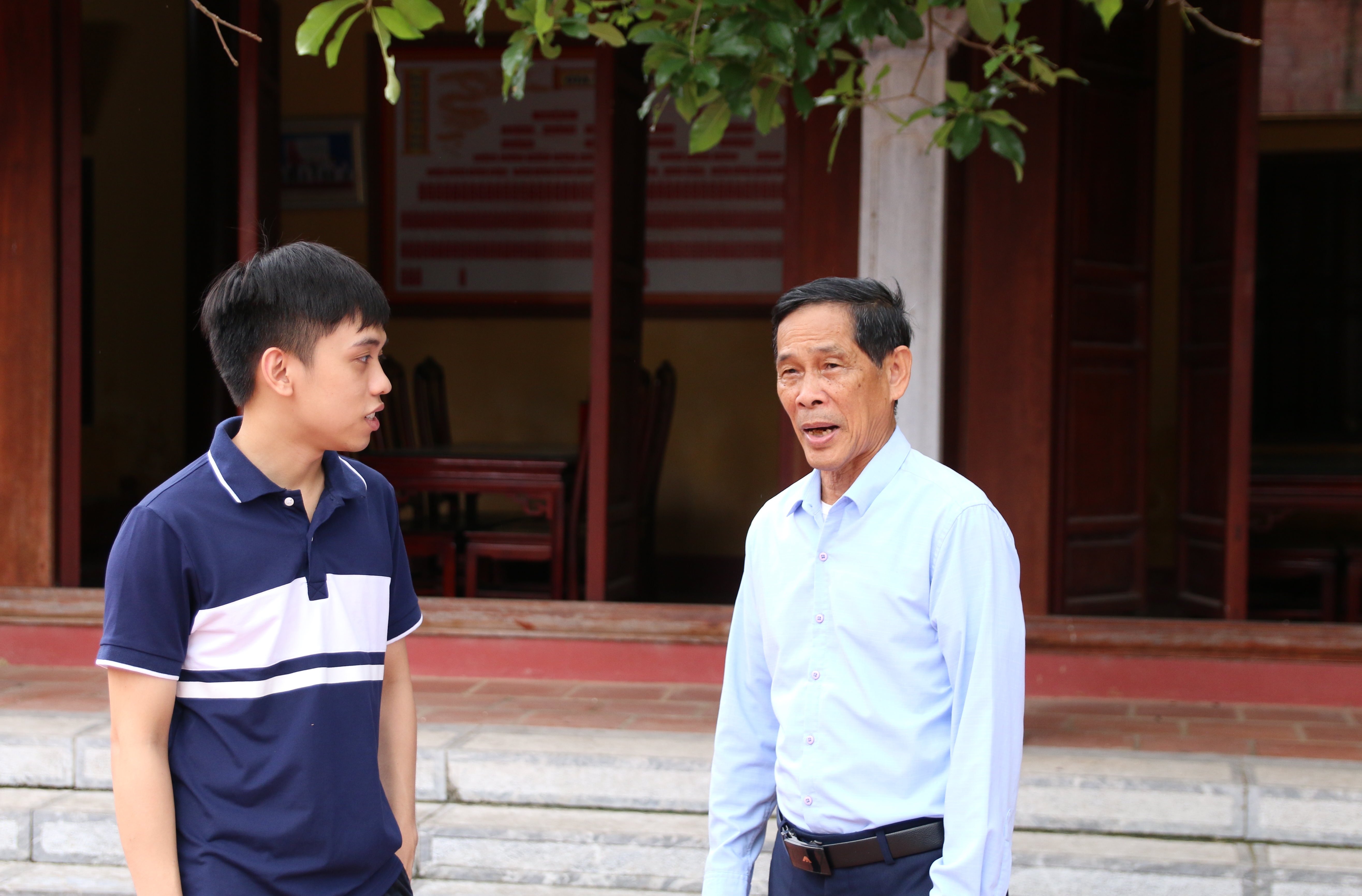 Ông Vương Xuân Hạt (bên phải), cháu đích tôn của cụ Vương Xuân Cát, Bí thư Chi bộ Đảng cộng sản đầu tiên của huyện Thiệu Hóa giới thiệu về truyền thống lịch sử và di tích cho thế hệ trẻ