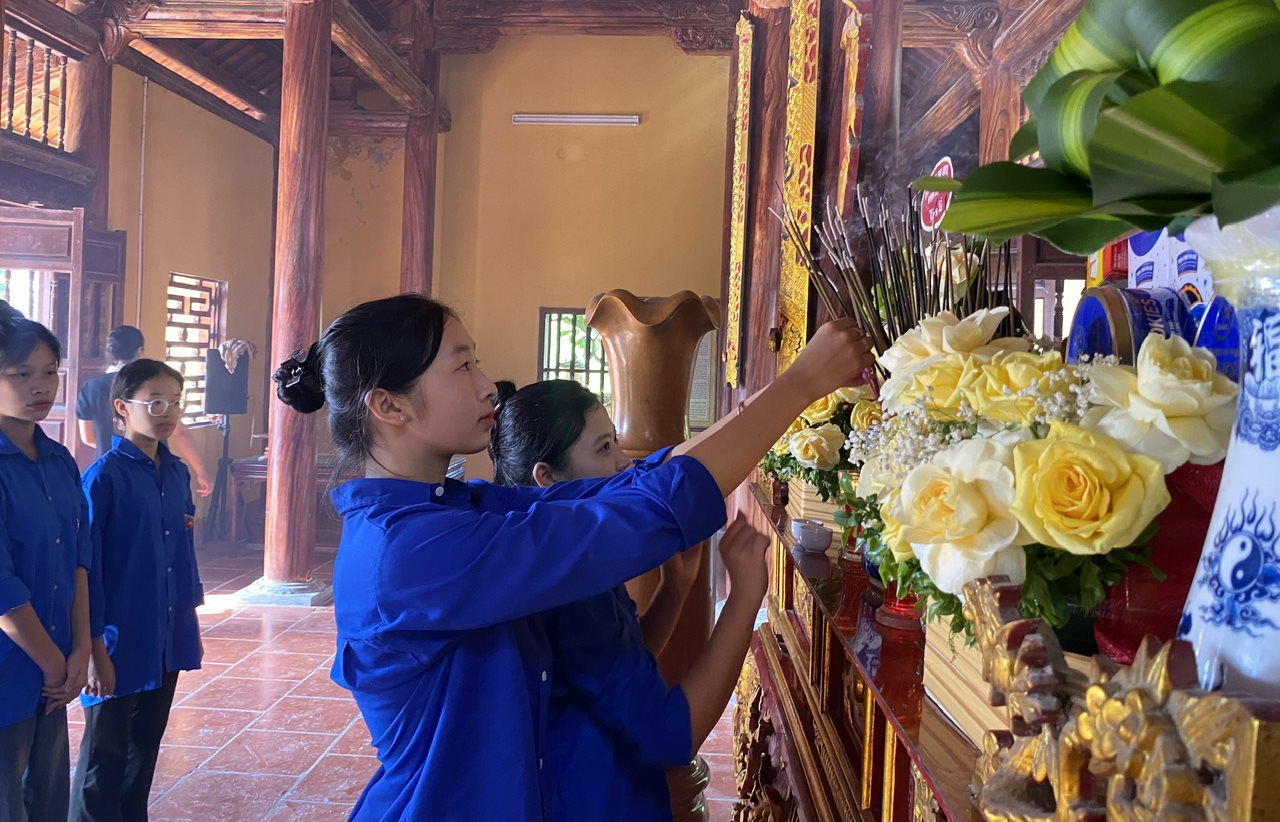 Đoàn viên, thanh niên dâng hương tại khu di tích Trụ sở làm việc Tỉnh ủy Thanh Hóa thời kỳ kháng chiến chống Mỹ (1967–1973) ở xã Thiệu Viên