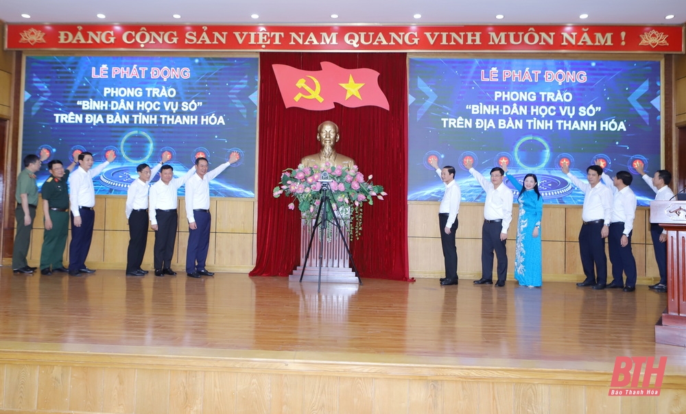 Các đồng chí lãnh đạo tỉnh thực hiện nghi thức bấm nút phát động phong trào “Bình dân học vụ số” trên địa bàn tỉnh.