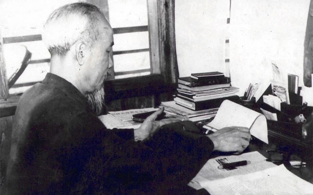 Bác Hồ làm việc tại tầng 2 Nhà sàn trong Phủ Chủ tịch, tháng 4/1960. Ảnh: Tư liệu TTXVN