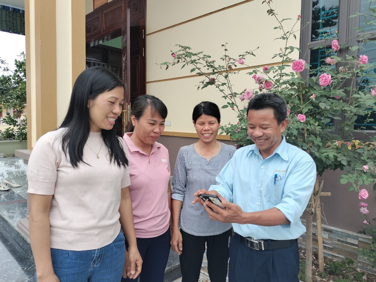 Cán bộ và người dân Thiệu Hóa tiêp cận với công nghệ số