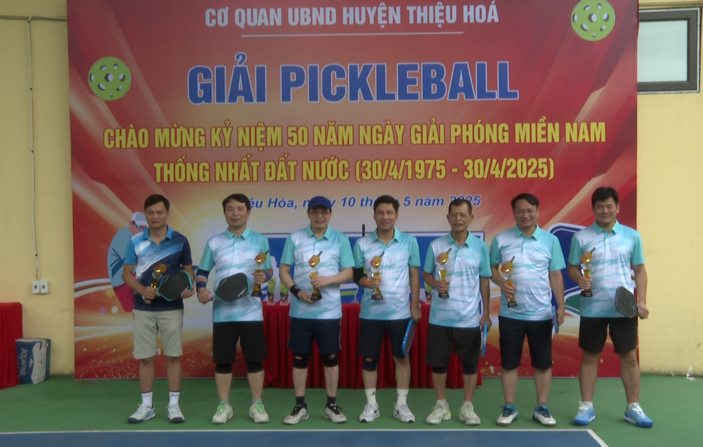 Các đồng chí lãnh đạo huyện nhận kỷ niệm chương danh dự của Ban Tổ chức giải
