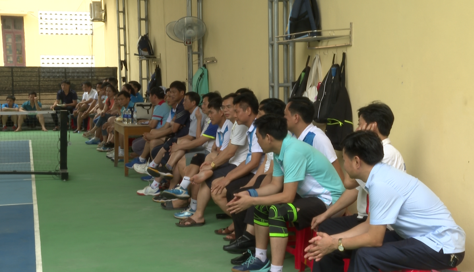 Đông đảo cổ động viên tham gia cổ vũ