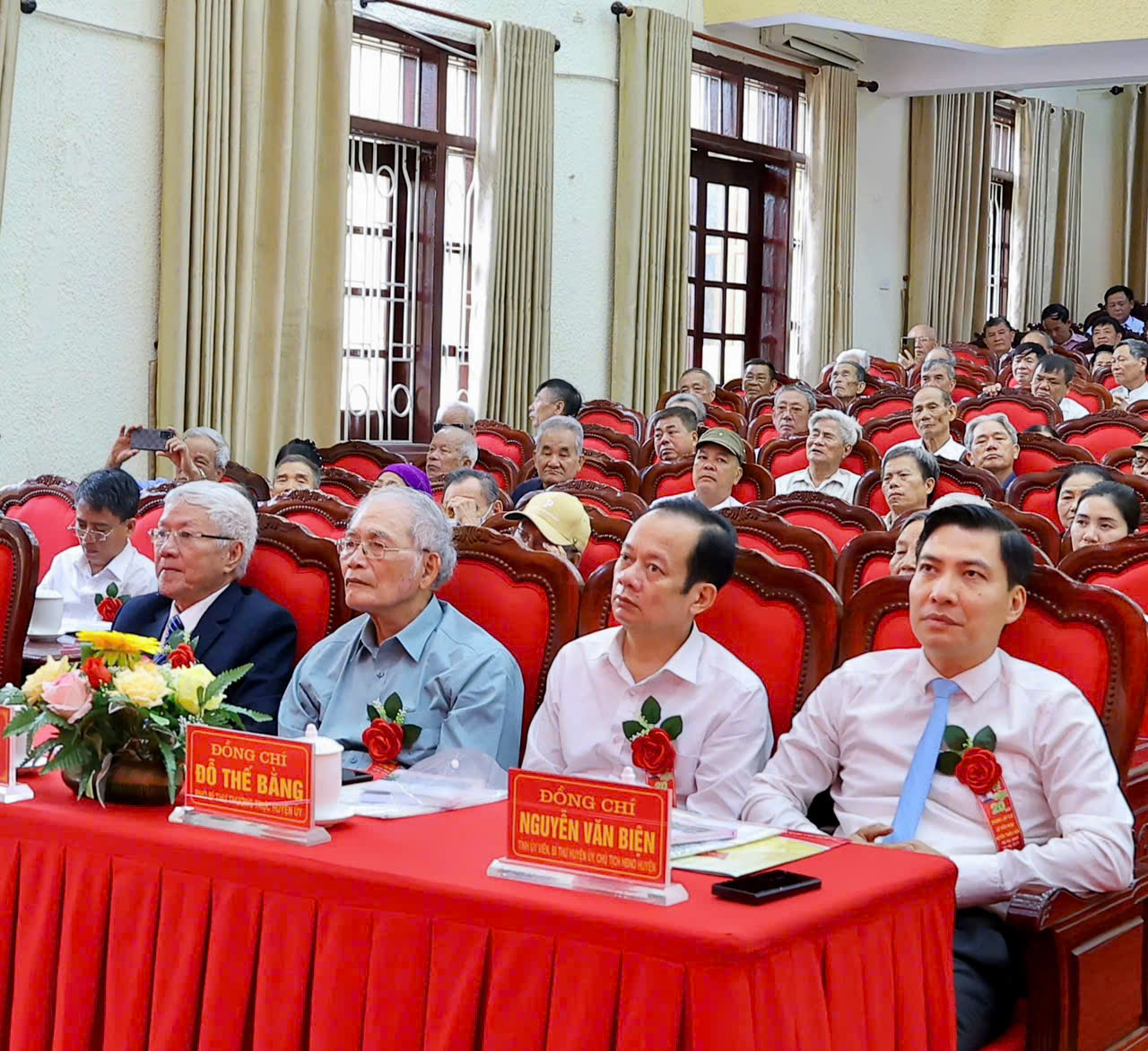 Các đồng chí lãnh đạo, nguyên lãnh đạo huyện và các đại biểu dự kỷ niệm